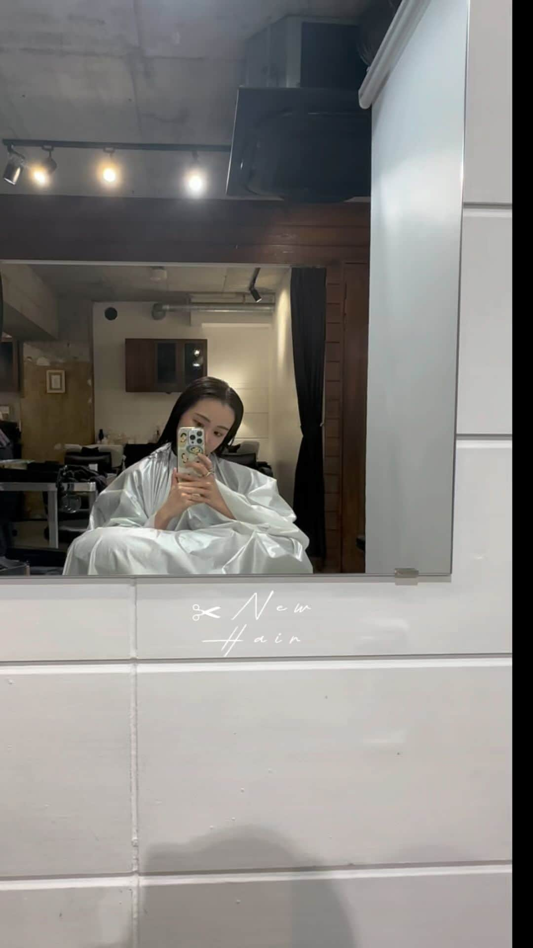 氏家夏乃のインスタグラム：「✂︎✂︎  ば っ さ り✌︎  実は今までで史上一番ロングだった👶🏻 before写真に自分でもびっくり笑  grageベースでgreen＋ さすがの艶と透明感 #むっちょすカラー  切りっぱなし感もなんともかわいぃ  髪生き返ったし気分転換🧚🏻 これから色々stylingするのたのしみ〜〜〜  久々に沢山お話できて楽しすぎて 時間あっという間でした🥹🖤 産休育休復帰おめでとうございます！！ ありがとうございました✨✨ @mucchosu   最後は、帰りに立ち寄った秋祭りの一枚🍁,  _______________________________ #elme表参道 #表参道ヘアサロン  #切りっぱなしミディアム #切りっぱなしボブ  #秋ヘアカラー #秋服コーデ #ニットコーディネート  #卒花断髪式 #グレージュヘアカラー #透明感ヘアカラー」