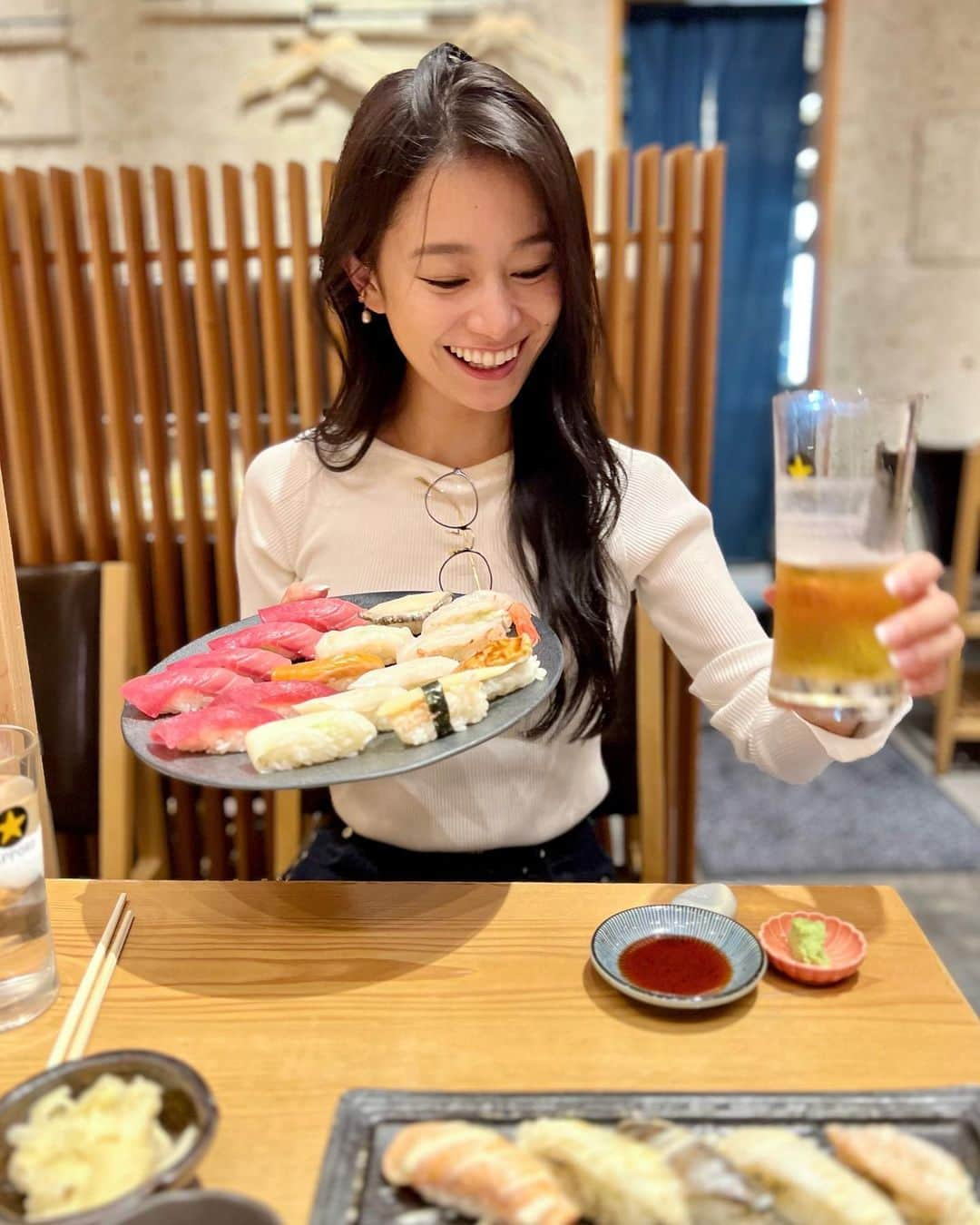 青木英李さんのインスタグラム写真 - (青木英李Instagram)「食欲の秋🍁　 先日#チートデイ とやらを初体験！  こんなに食べて大丈夫なのだろうか…と、半信半疑で朝から焼肉→洋食→お鮨の食べ放題で満腹になりました🍣😋🥩  身体作りを楽しんでいる今日この頃♪どうなるかな〜  #食欲の秋 #身体作り #お鮨 #食べ放題」10月10日 22時32分 - eriaoki_official