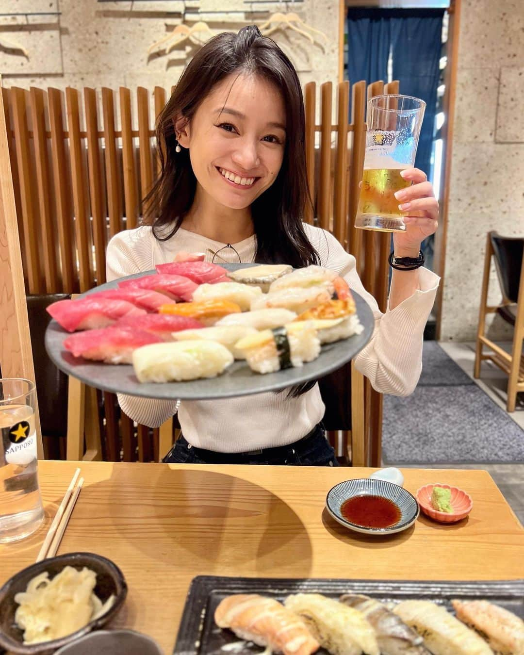 青木英李のインスタグラム：「食欲の秋🍁　 先日#チートデイ とやらを初体験！  こんなに食べて大丈夫なのだろうか…と、半信半疑で朝から焼肉→洋食→お鮨の食べ放題で満腹になりました🍣😋🥩  身体作りを楽しんでいる今日この頃♪どうなるかな〜  #食欲の秋 #身体作り #お鮨 #食べ放題」