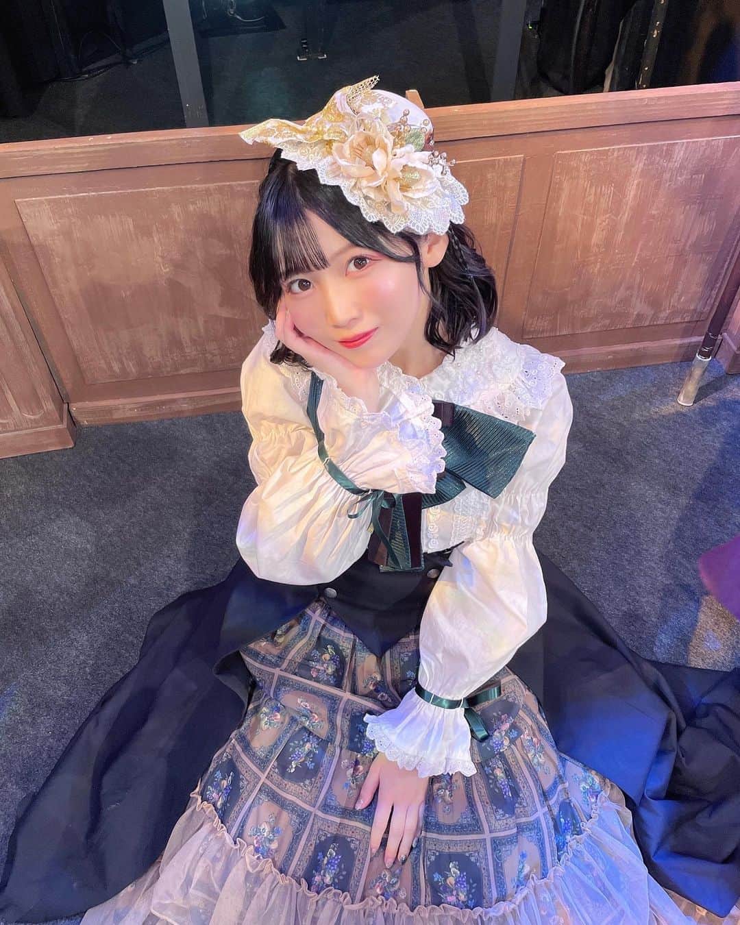 のインスタグラム：「ルイーズ👑💚 . .  投稿おそくなりましたが、、  舞台『星よ女王に堕つ』無事に千秋楽を迎えることができました‼︎👑  歌って、踊って、演技する。の3コンボは初めてで戸惑いもありましたが何とかやり切ることができました（ ; ; ）✨  素敵な女王ステの世界をルイーズとして生きれて本当に幸せです。🥀  優しくて素敵なキャストのみなさんとお芝居ができて沢山刺激をもらいました！もっともっとおっきくなるぞ〜〜〜  次は『女王ステ THE LIVE「女王舞踏会 2023」』でお会いしましょう💚」