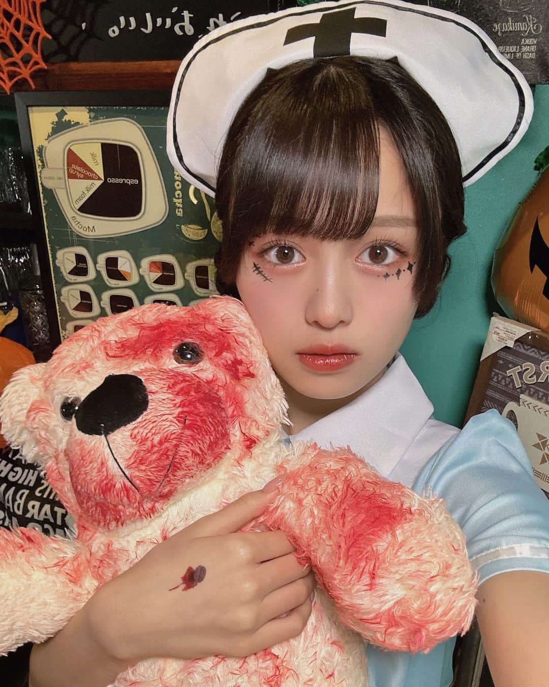 絵森彩のインスタグラム：「🐻  #えもかふぇ ありがとうございました👻 ハロウィン〜っっっ！！ ナースさんになりました💉 かぼちゃ尽くしの料理もすごく楽しかったです🎃 ゾンビに鼻喉をやられてしまったのだけ申し訳ない…🙇🏻‍♀️ #ハロウィン #ナース服  #仮装」