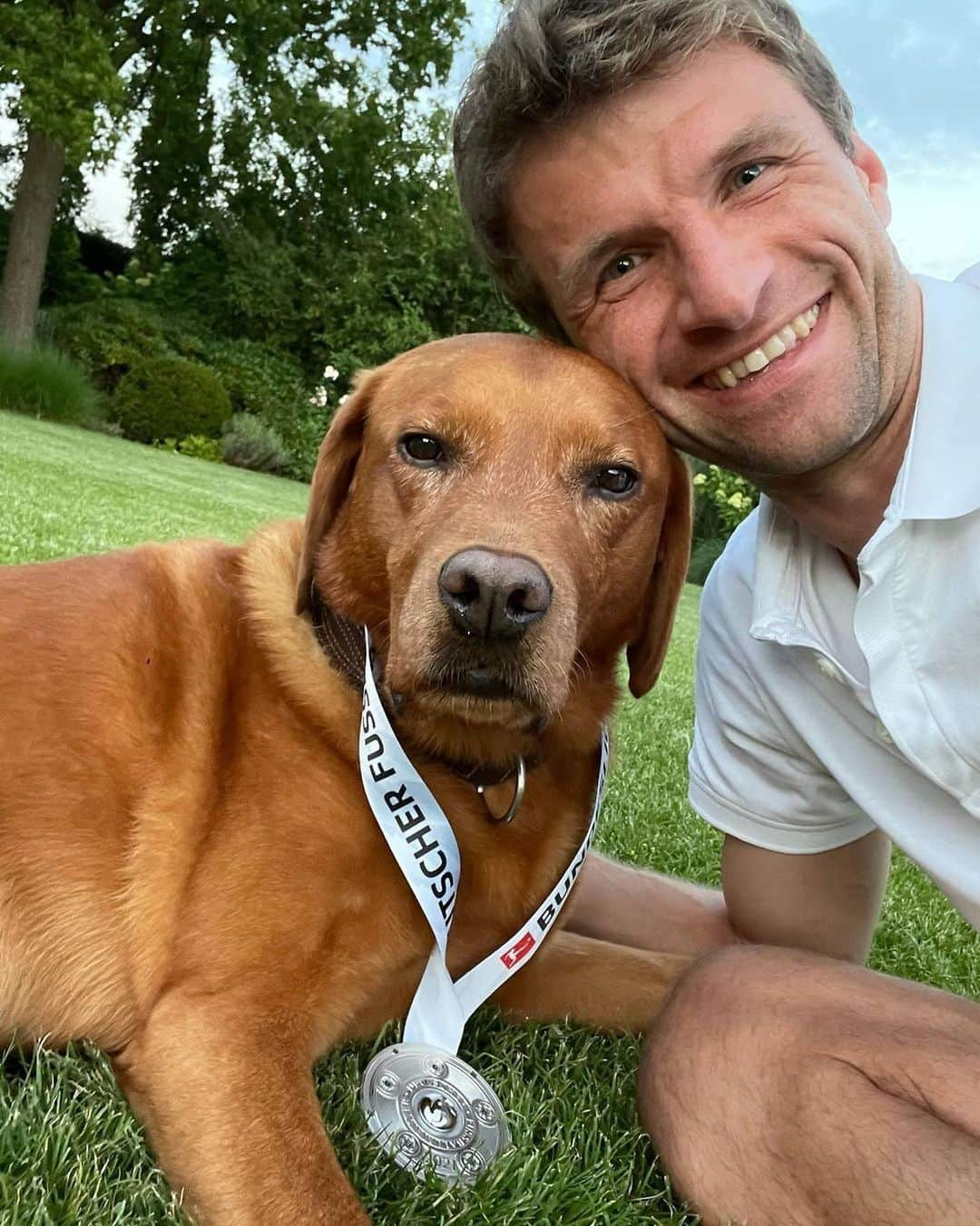 バイエルン・ミュンヘンさんのインスタグラム写真 - (バイエルン・ミュンヘンInstagram)「Happy #WorldDogDay! 😁🐶  📸 @esmuellert #MiaSanMia #FCBayern」10月10日 22時34分 - fcbayern