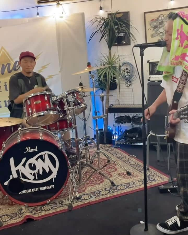 安床武士のインスタグラム：「October 10th is Drums day🥁 Copied “RIZE / Why I’m Me” with @ata0222kom and @kom.w_shun from @kom_official1002 ⚡️ Thanks for a great time!  10月10日はドラムの日🥁という事でKNOCK OUT MONKEY / DAY DREAM BELIEVERのMV撮影終わりでの即興Why I’m Meコピー！ ギターボーカル w-shunさん、ベースが亜太さんってめっちゃ豪華やん！絶対ドラムは自分じゃない方がいいやつでした(笑) @onelifestudio2019  @rize_official   #ドラムの日 #RIZE #onelifestudio」