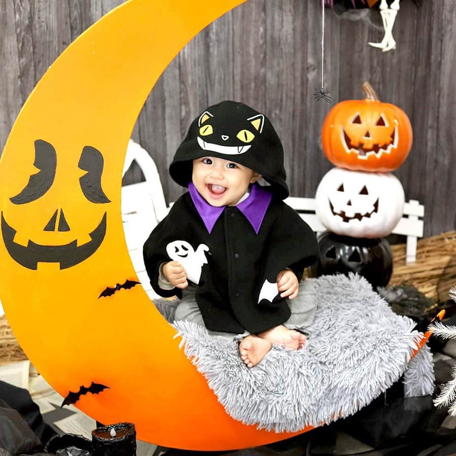授乳服とマタニティ服ミルクティーのインスタグラム：「ベビー👶＆ママ👩の happy Halloween🎃🦇✨  赤ちゃんにさっと着せるだけの 簡単ハロウィン🎃アイテム👻✨  簡単に着脱できる マントやスタイ、ロンパースなど 揃えました✨  お子様の衣装に合わせて、 ママもハロウィン気分がアップする ハロウィン向けワンピースなどご案内してます🎵✨  保育園や習い事、 パーティイベント🎉など 楽しい一日を応援します✨🎃  #ハロウィンコスプレ  #ハロウィンベビー  #ハロウィンロンパース  #ハロウィンパーティー  #ハロウィンイベント  #赤ちゃんとお出かけ」