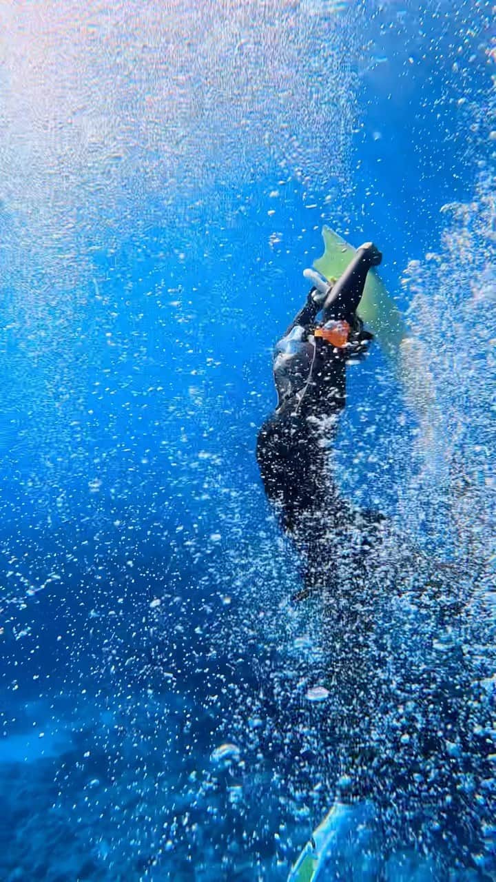 ToyoMaruのインスタグラム：「『癒し』をお届け🧜‍♀️🌺🫧  「控えめに言って、最高✨✨」  @goprojp  #gopro12black   夏を感じれるのもあと少し🌻  toyomaru tour⚓️  慶良間諸島・チービシ無人島🏝 那覇から船で約20分で到着🛥  ドローン撮影🚁 360度カメラ撮影 水中撮影🐟 映え撮影はお任せください😁  Positive Monster Ryukyu islands vibes🧜‍♀️🫧  皆さんと素敵な瞬間を共有できることを 楽しみにしてます🧜‍♀️🌺🫧  ◆◆◆2023とよまるツアー◆◆◆ ・無人島映えツアー🏝 ・スキンダイビングツアー ・1日1組限定🏖船チャーター海遊び⚓️ ・慶良間ダイビング🤿 ・ジェットスキーツーリング🌊 ・船上BBQ🍖…etc お気軽になんでもリクエストください😁  2023年2月〜3月 沖縄本島・那覇発🛥ホエールスイム🐳  2023年1月〜4月 与那国trip✈️ハンマーツアー🦈  2023年11月モルディブtrip✈️ 初の島ステイが実現🏖  開催します👏👏👏 それぞれ詳細お知らせします🤗 ご興味ある方📩DMください！ ご予約・お問い合わせお待ちしております ⚓️⚓️⚓️⚓️⚓️⚓️⚓️⚓️  #映え職人  #映えまる  #映えまる水産  #とよまるツアー  #toyomaru号  #okinawa  #skindiving  #gopro  #travel  #sea  #沖縄 #沖縄旅行 #旅行  #スキンダイビング  #無人島 #水着  #慶良間諸島 #ドローン  #インスタ映え  #網美景點 #沖繩 #沖繩旅遊  #潛水 #自由潛水  #leaderfins #タビジョ」