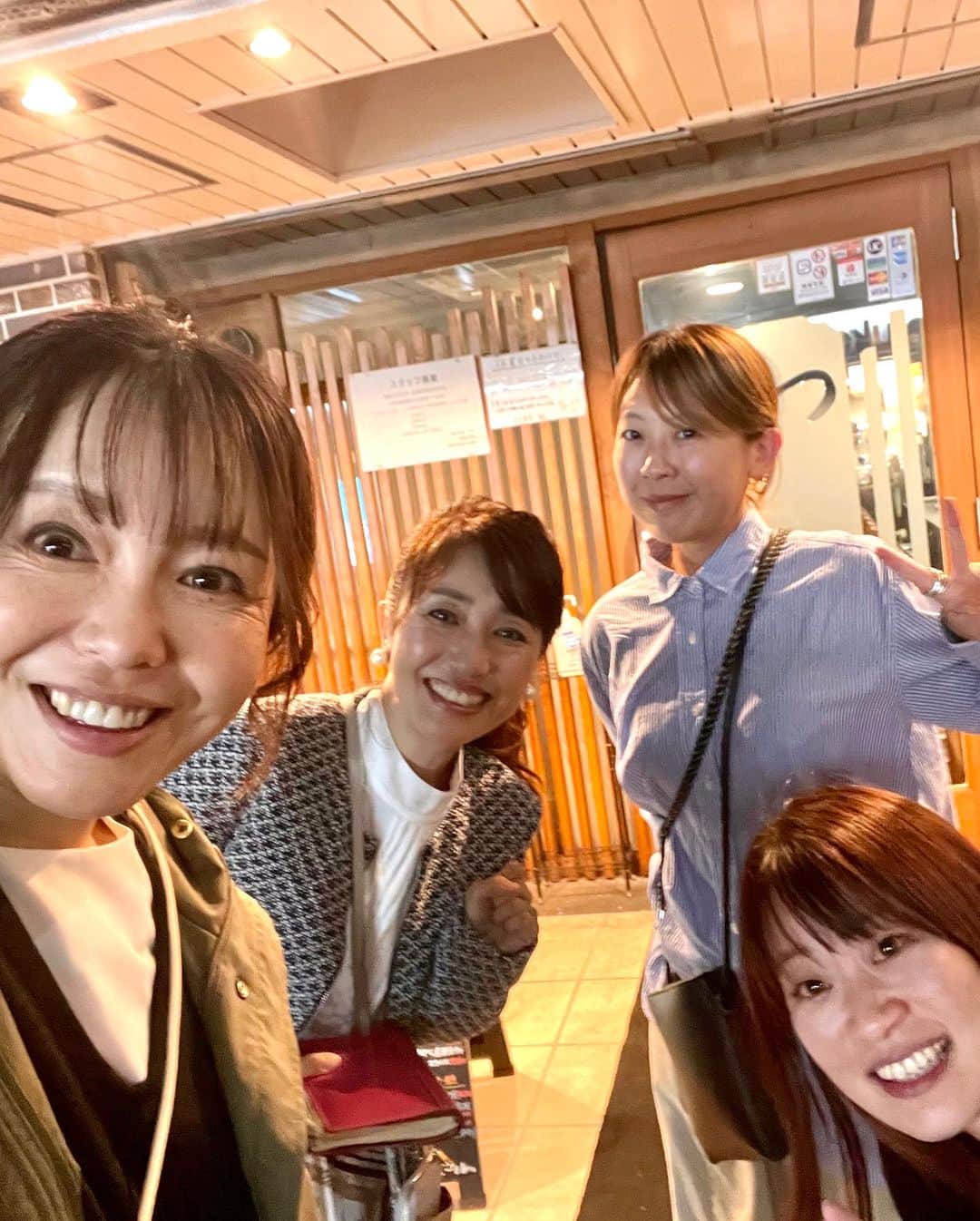 永倉由季さんのインスタグラム写真 - (永倉由季Instagram)「. . 【神戸】  明日の朝に備えて 奈良から遠いだろうってことで 神戸で宿をとってくださる。 ⁡ 　　　　　 美味しいごはんも食べせてくださりいつもありがたや✨ 　　　　　　 ⁡ しばしばお会いする 同業の内藤朝佳さんと スタッフさんの女子とでパシャ。 ⁡ @asaka_asahana716   おい、この人 夏に話した私のプレゼンを スルーしたのに  最新情報の如く 同じ事を私に教えてきたぞ！😆  さて お仕事の話は1ミリもなく笑 楽しい夜じゃった . . . ⁡ ⁡ ▶︎アメブロ更新　↓プロフリンクから　　　　　　　　　　　　　　　@yuki_nagakura67 ⁡ ✼••┈┈┈┈┈┈┈┈┈┈┈┈┈┈┈┈••✼  　　　　　 ▶︎アナウンサー・プライベート用Instagram @yuki_nagakura67 ⁡ ▶︎ブランディング用/魅せ方・伝え方・オススメ @yuki_nagakura_brushup_salon ⁡ ✼••┈┈┈┈┈┈┈┈┈┈┈┈┈┈┈┈••✼ ⁡ ⁡#神戸 #神戸グルメ  #てつ  #永倉由季 #フリーアナウンサー #司会者 #顔タイプ診断 #顔タイプアドバイザー #顔タイプ診断® #アナウンサー #女子アナ#女子アナコーデ #美容好きな人とつながりたい #気軽にフォローしてください #起業女子#話し方 ___________________________」10月10日 22時45分 - yuki_nagakura67