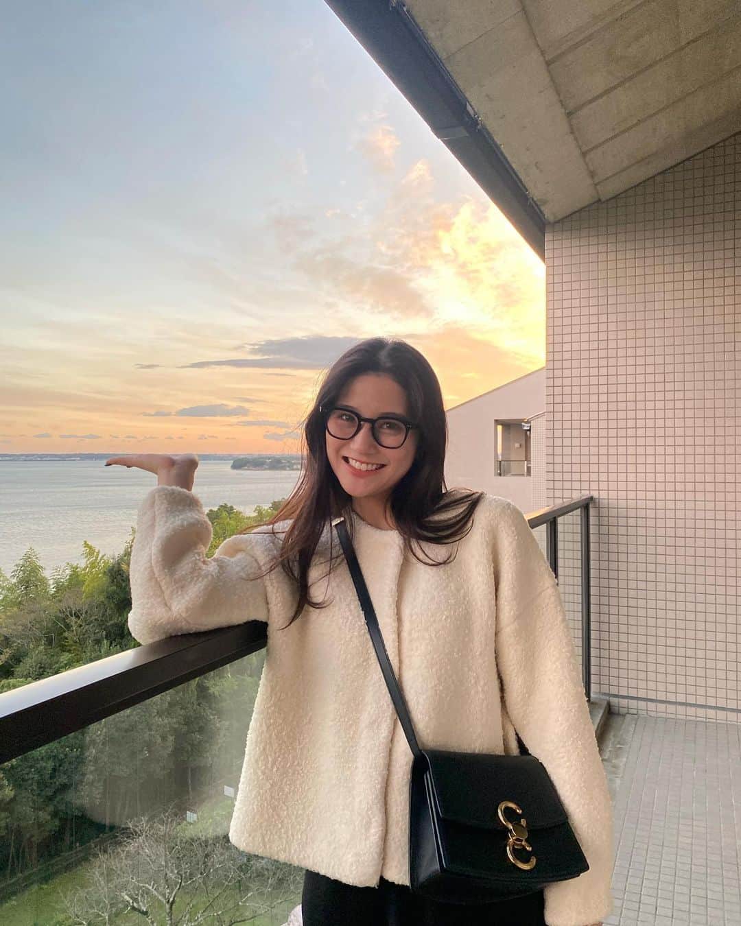 かなこのインスタグラム：「浜松にプチ旅行来てる！ 部屋からの景色綺麗すぎた✨  今日の服は上下とも @naturalbeautybasic_official 🖤 この前の新作展示会でオーダーしたやつ届いたからさっそく着た🖤 もっちりなカーディガンと形綺麗なサテンのスカートお気に入り🖤  #浜名湖旅行#浜名湖#旅行#naturalbeautybasic  #ナチュラルビューティーベーシック#PR」