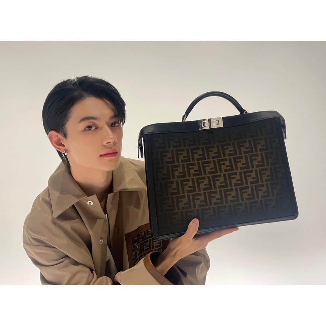 佐野勇斗のインスタグラム：「.  FENDI  @fendi #PR #FendiPeekaboo」
