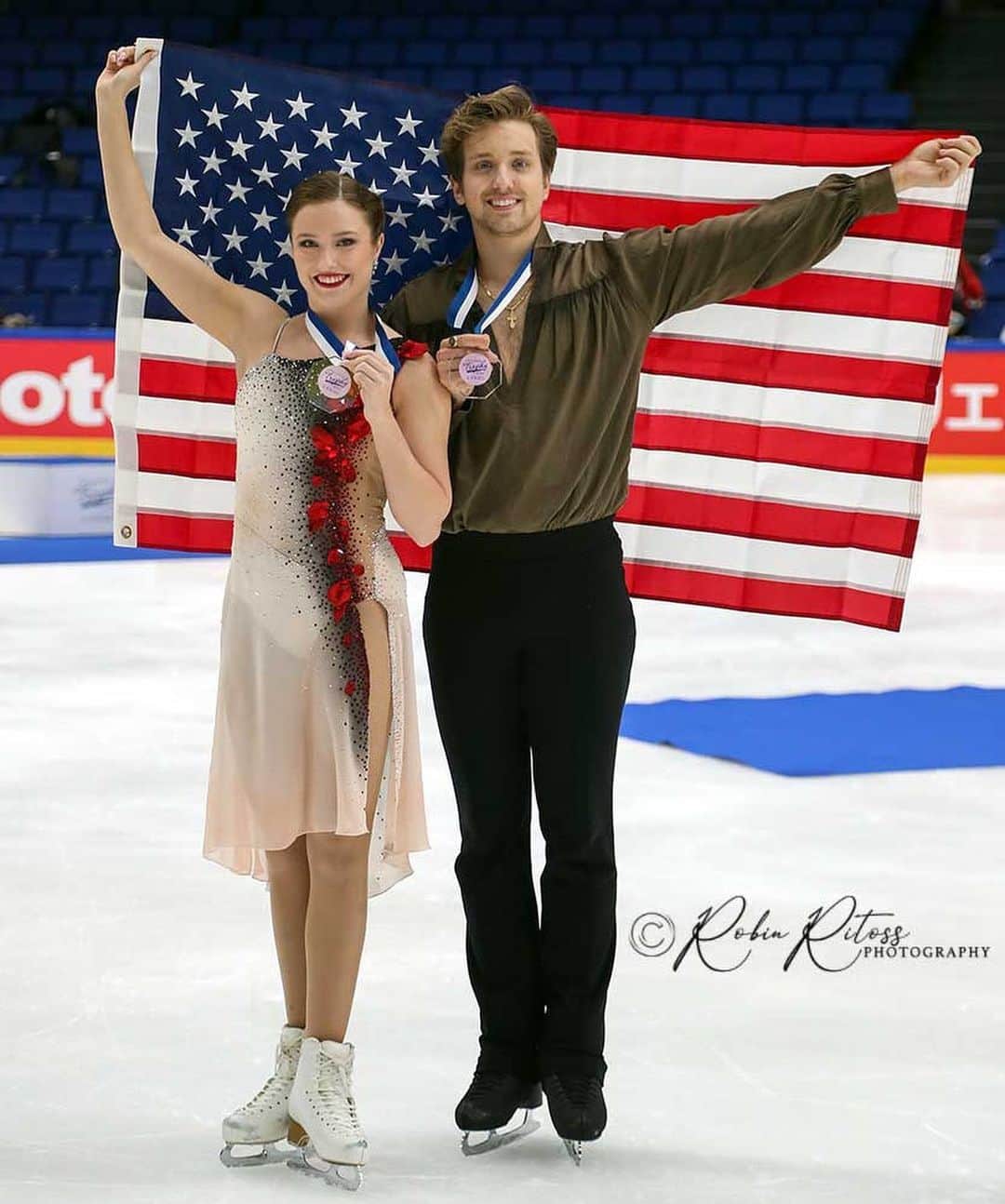 クリスティーナ・カレイラのインスタグラム：「Kiitos Finland for an amazing week!💕🥈 Can’t wait to be back for the Grand Prix!🇫🇮 • • • • #figureskating #icedance #finland #helsinki #teamusa #iceacademyofmontreal #christinacarreira #anthonyponomarenko #carreiraponomarenko」