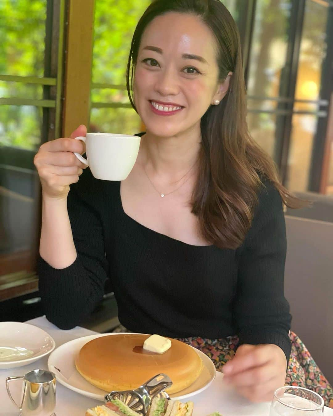 沢瀉美緒さんのインスタグラム写真 - (沢瀉美緒Instagram)「※ My favorite place  @ginzawest_official 🥞 . 昔から大好きなウエスト！ 少し前になりますがサンドイッチが食べたくなって @izumikimoto ちゃんに付き合ってもらった🥰 . そしたら @kirikoba に偶然遭遇🤭 以前は金沢のとあるお寿司屋さんに居合わせたりと ご縁がある🤭 . この日も野菜サンドとホットケーキ🥞 . 相変わらず激混みでしたが、 いつものメニューを食べて満足🥰 . . #ウエスト青山ガーデン #ウエスト #west #ginzawest #銀座ウエスト」10月10日 22時49分 - mio_omodaka