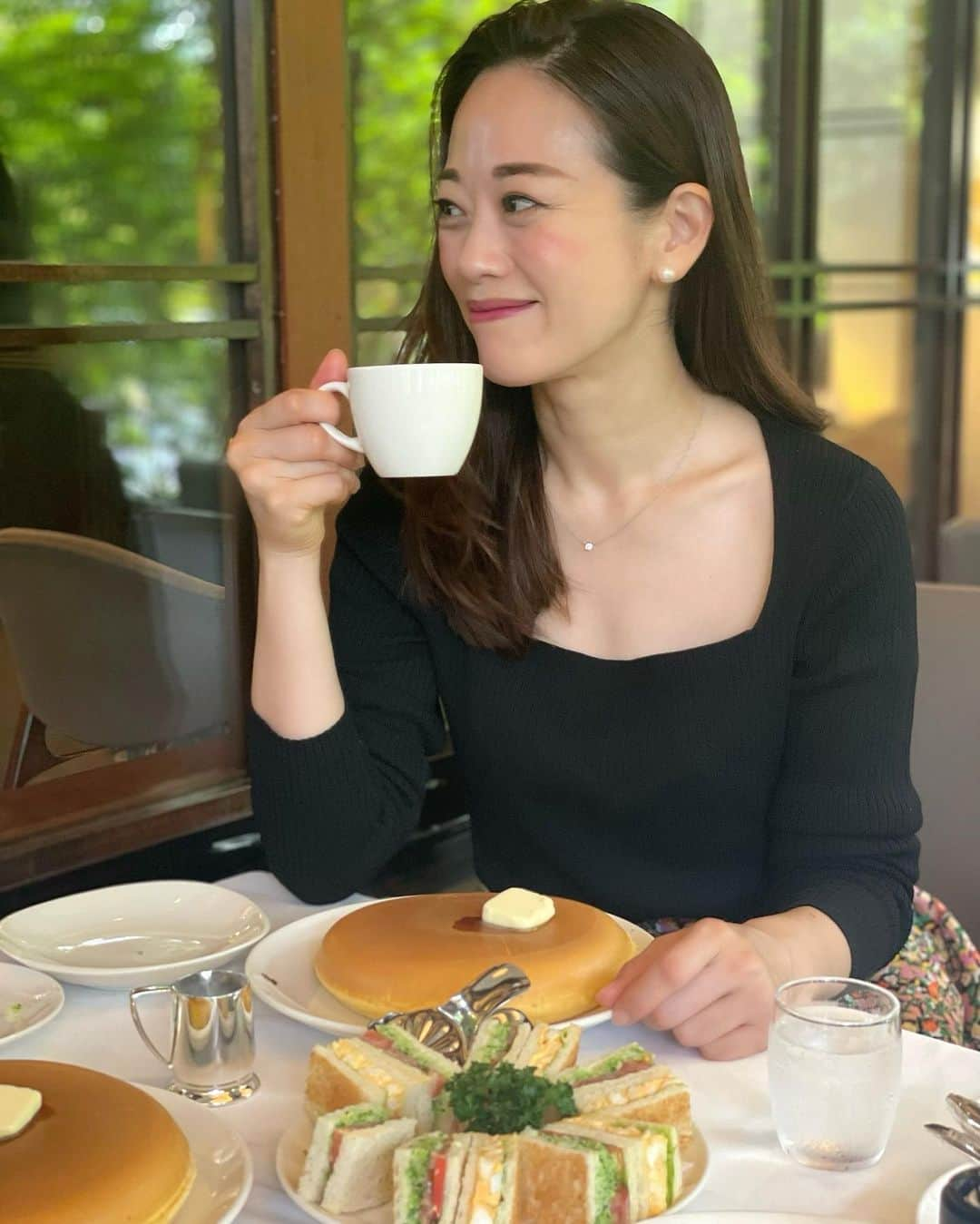 沢瀉美緒さんのインスタグラム写真 - (沢瀉美緒Instagram)「※ My favorite place  @ginzawest_official 🥞 . 昔から大好きなウエスト！ 少し前になりますがサンドイッチが食べたくなって @izumikimoto ちゃんに付き合ってもらった🥰 . そしたら @kirikoba に偶然遭遇🤭 以前は金沢のとあるお寿司屋さんに居合わせたりと ご縁がある🤭 . この日も野菜サンドとホットケーキ🥞 . 相変わらず激混みでしたが、 いつものメニューを食べて満足🥰 . . #ウエスト青山ガーデン #ウエスト #west #ginzawest #銀座ウエスト」10月10日 22時49分 - mio_omodaka