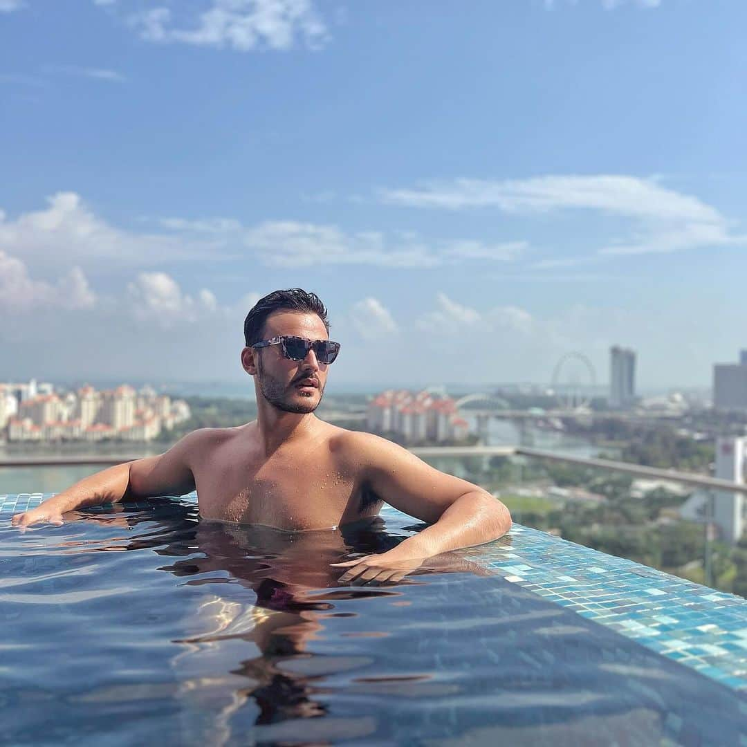 Kam Wai Suenのインスタグラム：「Diving into serenity and soaking up the breathtaking skyline at Marina Bay  #poolwithaview #infinitypool #marinabaysands #marinabaysingapore #singapore」