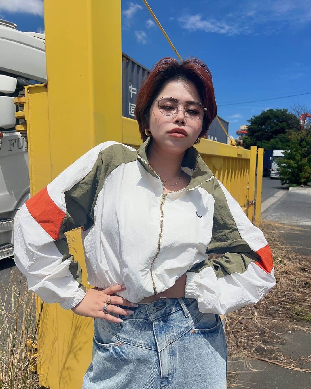 金子若菜のインスタグラム：「⠀ 眩し過ぎて目がね。  ⠀ POPUPでも完売した、 マウンテンジャケットぉぉぉぉぉ！！ 2色とも好きだから2色とも載せておく(？)  ⠀ いよいよ明日発売です！！ あまり数がご用意できなかったのでお早めに💦  明日はデニムもジャージも発売だにょ。 宜しくだにょ。  ⠀ 今日は朝から夜まで色んな事起き過ぎて、 頭破裂したよね、もはや。  労働ofthe労働過ぎ。」