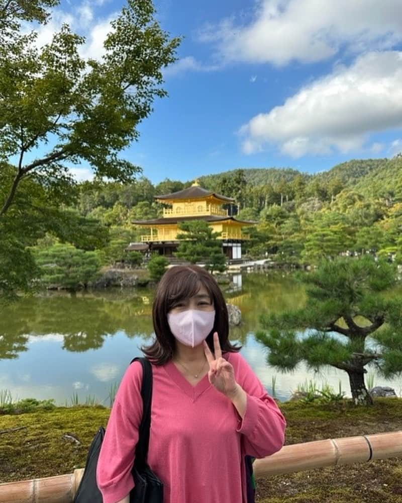 岡村孝子さんのインスタグラム写真 - (岡村孝子Instagram)「先日、父のお墓参りに京都へ行ってきました。 (愛知と京都に分骨していますが、今回は10年ぶり位に京都の方へ)  移動の新幹線の中、久しぶりにあれこれ懐かしい思い出に浸りながら。  そう言えば16年前、肺がんで他界する少し前「家族のがんは自分が全部持っていくからおまえ達は大丈夫、心配いらないよ」と言っていました・・・😢  が、「しっかり白血病になってしまいましたー！！」 と心の中でツッコミを入れながら💦  翌朝無事にお参りをしてついでに散策。  隣の坂道を上がっていくと清水寺。 ちょっと足をのばして三十三間堂、金閣寺・・・そして八坂神社でおみくじを引き　京都の旅はあっという間に終了しました。  素晴らしい景色と雅な佇まい。 ご先祖様もきっと寂しくないですね、と安堵しながら帰途についたのでした。  さあ、今日からクリスマスピクニックの個人リハーサルが始まりました🎄 頑張るぞー😊  day 1533」10月10日 23時03分 - okamuratakako_official