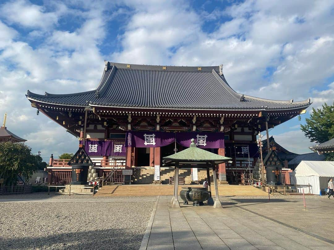 片桐千晶さんのインスタグラム写真 - (片桐千晶Instagram)「⁑ TBSラジオ『こねくと』初中継！ ありがとうございました🎤✨  大田区・池上の「古民家カフェ蓮月」は おしゃれで居心地良すぎる空間。 輪島オーナーは以前「髭とロン毛」で 番組に出演して下さったリスナーさん！ サラッサラの艶々ロングヘアーです✨笑  年季が入った蝮さんの千社札は もはや魔除けのお札...！  中継前に参拝した池上本門寺。 広々として明るくて。 とても気持ちが良かったです🙏✨  #こねくと #TBSラジオ #古民家カフェ蓮月 #池上本門寺」10月10日 22時55分 - chiaki.katagiri333