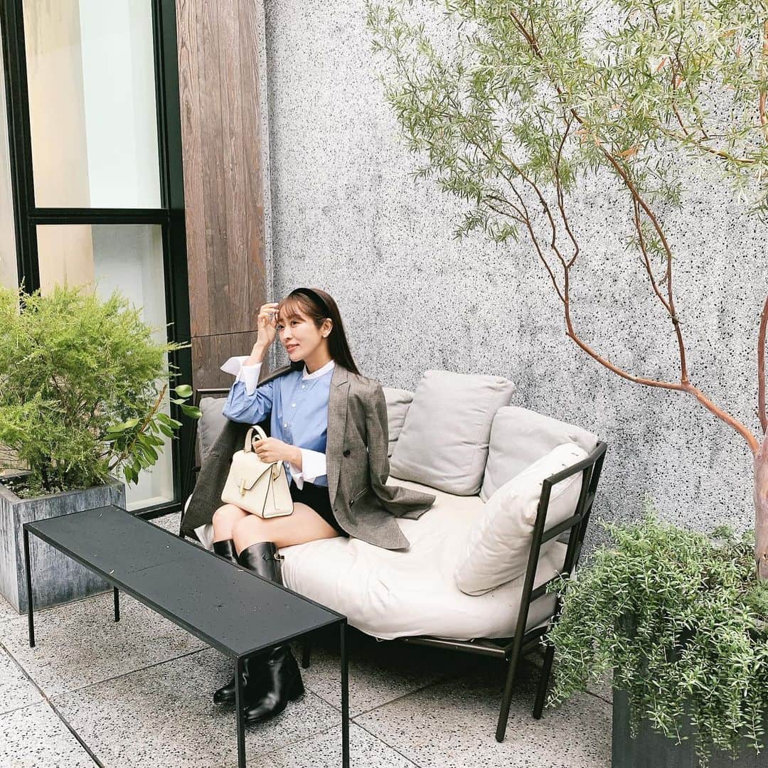 Sonoko Suzukiのインスタグラム：「ある秋の日のコーディネート。  チェックのブレザーに ブルーのシャツに短パン。 黒のロングブーツ  好きなコーデです。  #記録用 #ootd #fashionlover」