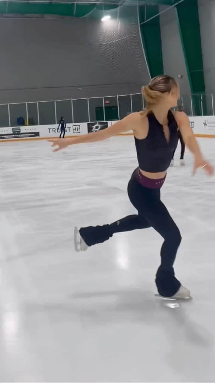 アシュリー・ケインのインスタグラム：「love a spin day @chiquesport 🖤  #chiquesport #figureskating #iceskating」