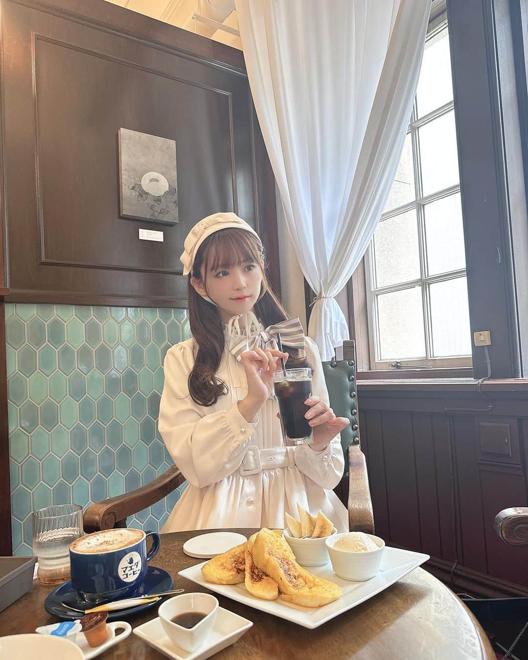 のインスタグラム：「【𝚜𝚊𝚕𝚘𝚗 𝚍𝚎 𝟷𝟿𝟶𝟺】 重要文化財京都府庁旧本館にあるカフェ☕️  京都に着いてすぐの軽めランチにフレンチトーストとアイスコーヒー🍽️  お椅子の座り心地がポフポフ良い感じで のんびりできるカフェでした♥️  #京都カフェ」