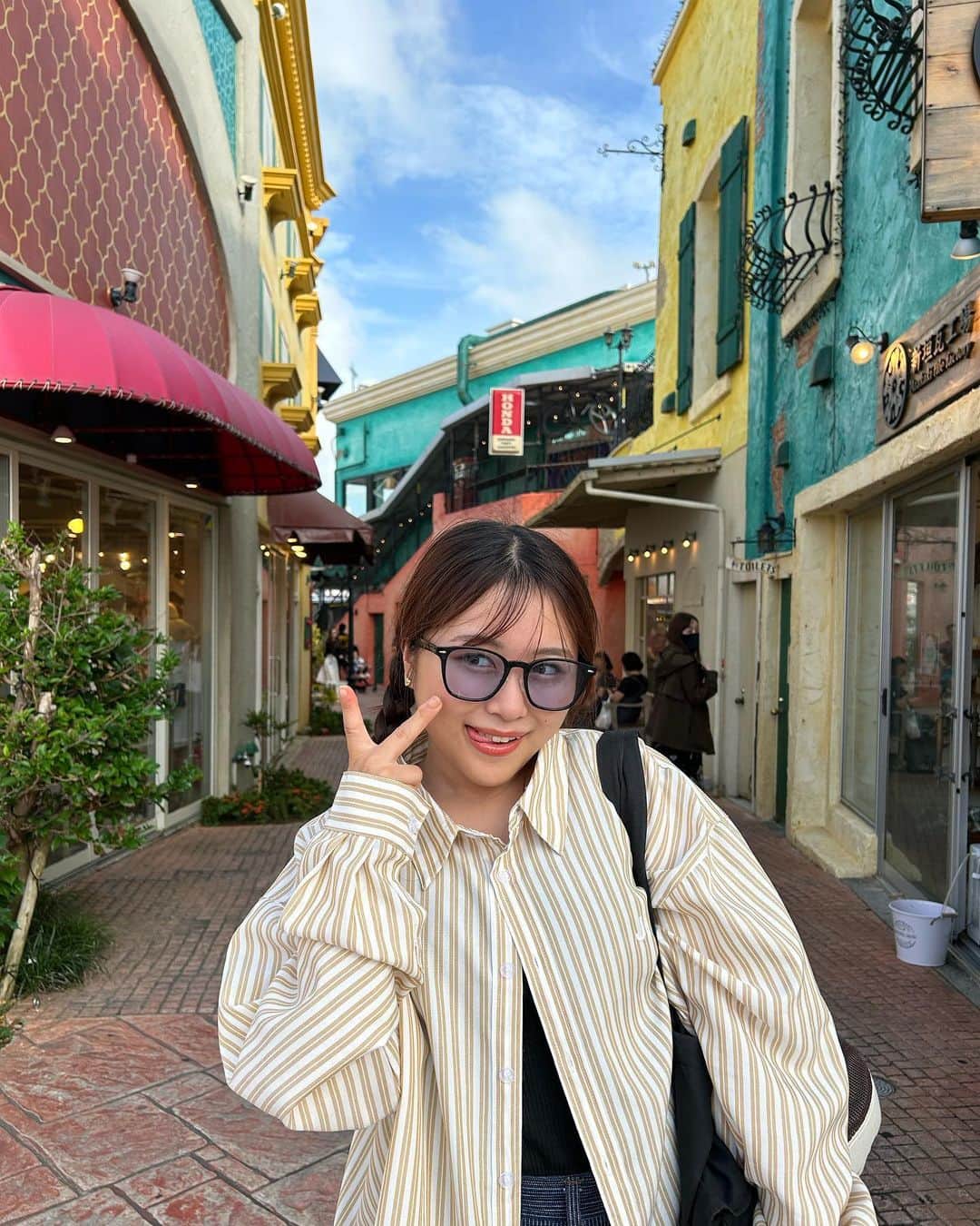 島崎友莉亜のインスタグラム：「アメリカンビレッジ🇺🇸🏡 写真映えスポット多すぎてたのしい〜！ここだけで一週間過ごせる😺ポケモンいっぱい見つけた！！  #沖縄旅行 #アメリカンビレッジ」