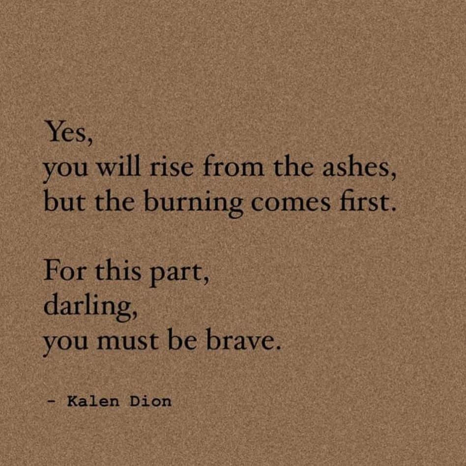 ジーナ・カラーノのインスタグラム：「I think the horrors of this world can sometimes take our breath away. Some people process things inward not outward. Some are listening and working on becoming more educated.   It is not everyone’s gift to engage in debates and arguments online. Some gifts are praying, preparing, supporting, acts of kindness, uplifting, simply sitting with someone who is hurting. You don’t have to force the words if they are not there.  So many are presently in a place of pain and loss and are just working on holding it together.  And then there are those who might just be flat out exhausted and out of words for the moment because for the last 3 years straight or longer they have been screaming at the top of their lungs that the corrupt and unchecked people in positions of power would lead to exactly the world we are living in today.  So if you need a moment it doesn’t mean your hearts aren’t deeply involved and it doesn’t mean you aren’t outraged and aren’t being supportive, it just means you are doing it in a different way and you are processing and need to work as hard as you can on holding it together for yourself and your family and you are working on being a stable person for people in pain to lean on. ❤️   For me, I have faith God is a just God, He hears our cries and knows our hearts. The wrath of God is what the ones doing evil unimaginable things should really be in fear of, not bombs, not human judgement but Gods judgment. I shiver at when they will figure that out.  Keep putting one foot in front of the other, understand this is a marathon not a sprint. We are not heading into easy times. When you are grounded and feel an inner strength and feel called to speak, that is when you speak.   Now more than ever work on getting organized, work on getting healthy physically, mentally and spiritually, work on supporting your communities and the ones you can reach.  These words are spoken with love to whoever needed to hear them. 🕯️  One of the most important lessons I learned from my beautiful cousin Alyssa who has now risen from the ashes, is that even in unimaginable pain you can live in unimaginable grace.🕯️」