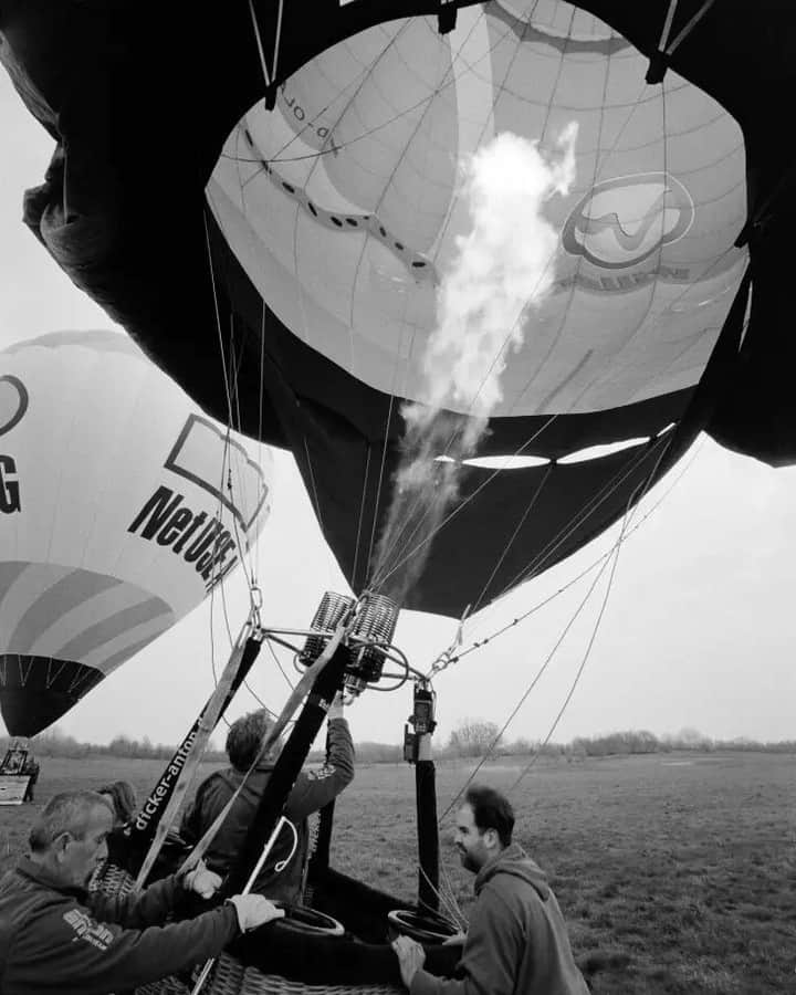 ライカのインスタグラム：「Flight to the imagination  Whether you see hot air balloons from the ground or you're in the sky, simply looking at them brings colourful emotions.  Share with #StoryInMonochrome  📷: @max.nicke with Leica M6  #LeicaCamera #Leica #🔴📷」