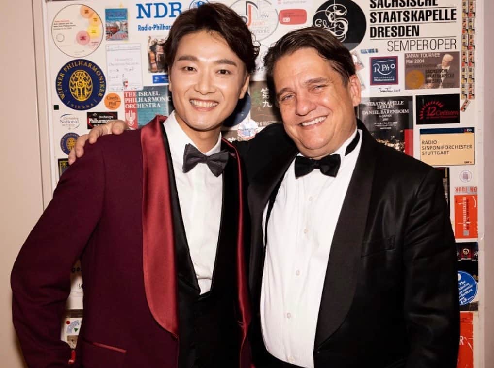 吉田ナオキのインスタグラム：「「ボストン・ポップス on Tour2023」サントリーホール。  素晴らしかったー！ 芳雄さんお疲れ様でした！  #井上芳雄 #スタイリング」