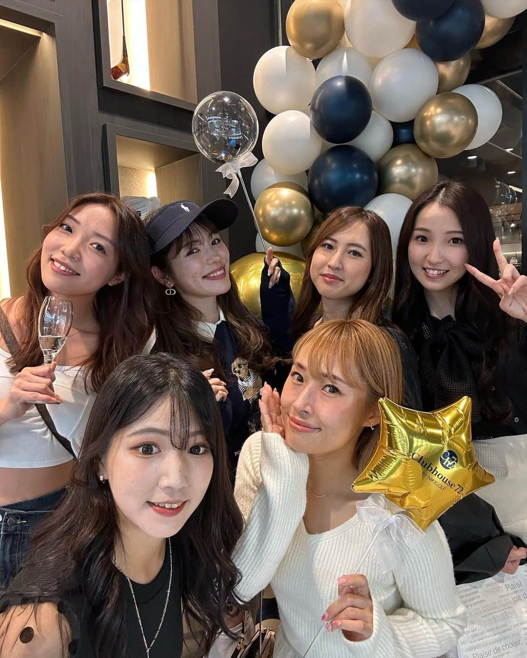 はるさんのインスタグラム写真 - (はるInstagram)「⑅∙˚� Club house72 @clubhouse72_kobe_by_nikigolf  reception party 🥂  私もよく行くあの二木ゴルフさんから ラグジュアリー店舗が登場っ💎✨ 先日レセプションパーティーへお招きいただきお手伝いしてきたよ！  アパレルは18ブランドも取り扱いがあって ここでしか取り扱ってないものもあったりするみたい！  私はラルフローレンを担当させて頂きました🐻💙 新作の秋冬物のおススメが揃っていて 私はメンズのをオーバーサイズで着てみたよ✩*ﾟ  店内はとっても広くてオシャレで品揃え充実✨ 神戸発の本格的PINGフィッティングも🙆‍♀️ PINGユーザーだからすごく気になった🏌️‍♀️  ニアピンチャレンジでは50ydピタリは難しかった💦 ちゃんまみおめでとう🫶  関東、関西、東海のゴルフ女子、なみきちゃん、鈴蘭ちゃんも 可愛くて会えて嬉しかったな💕 あんなちゃん、イリーさん @cupidiry お疲れ様でした✨  10/6からオープンしているので是非行ってみてね🫶  ＜Clubhouse72 KOBE by NIKIGOLF＞ 〒658-0041 兵庫県神戸市住吉南町2-11-14  #pr #clubhouse72kobebynikigolf #二木ゴルフ #ゴルフ #ゴルフ女子 #ゴルフ男子 #ゴルフウェア #ゴルフコーデ #ゴルフファッション #golf #ラルフローレン #golfstagram #ゴルフ好きと繋がりたい #ゴルフウェアコーデ #ゴルフ好き #ゴルフスイング #ゴルフバカ #ゴルフ女子コーデ #ゴルフ場 #ゴルフラウンド #ゴルフウエア #golfgirl #instagolf #팔로우미 #골프 #高尔夫球 #二木ゴルフ #ゴルフショップ #golflife #golfstagram #clubhouse72 #関東ゴルファー」10月10日 23時01分 - harurun1216