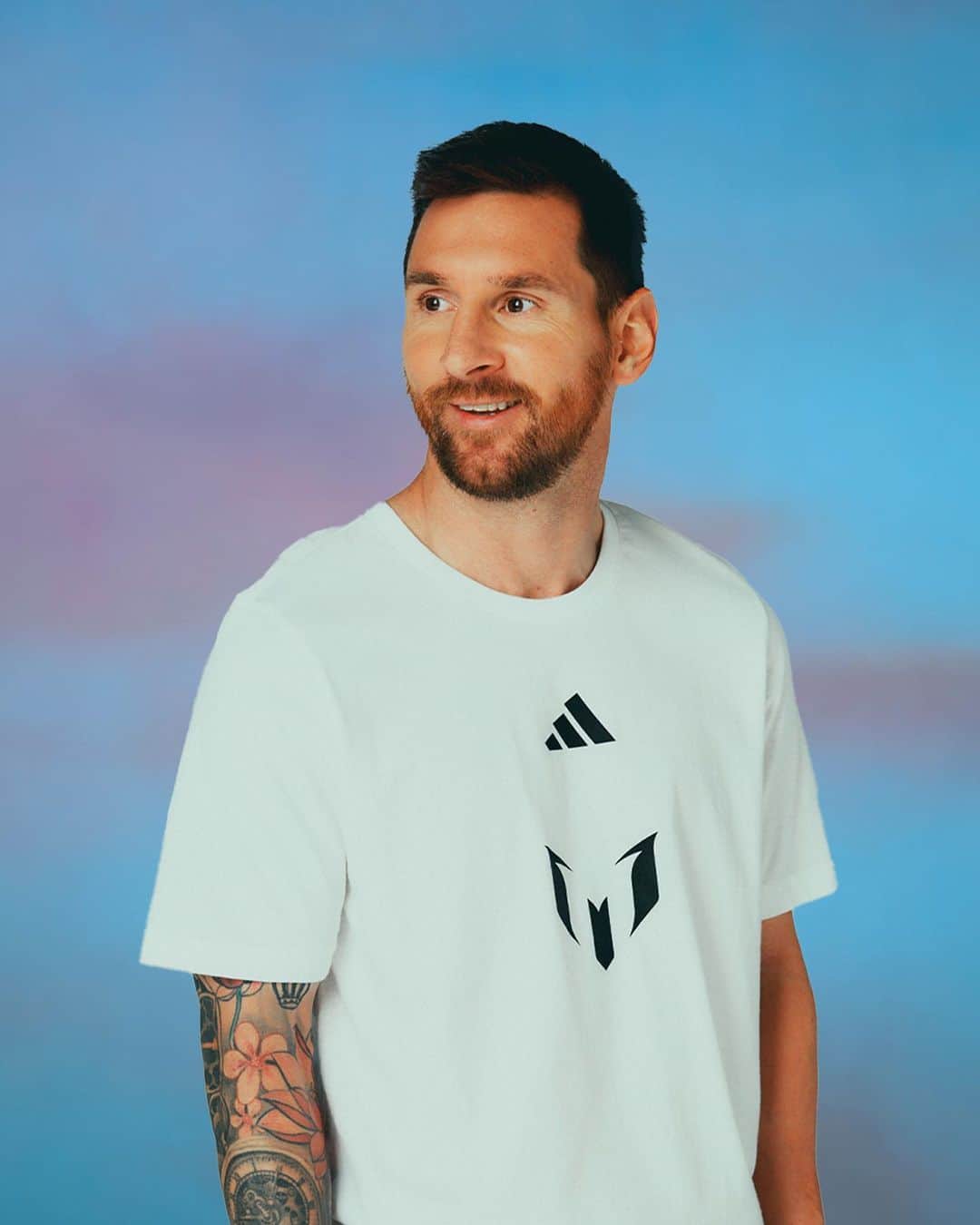 のインスタグラム：「a day that would not be so special without you.   which is why I would like to make my new adidas X 'Bienvenido a Miami' boots available to you soon. check out the hub in bio 🔗  un día que no sería tan especial sin ustedes.  es por eso que me gustaría poner a disposición de todos ustedes, mis nuevos botines adidas X 'Bienvenido a Miami', muy pronto. echa un vistazo a la hub en bio 🔗」