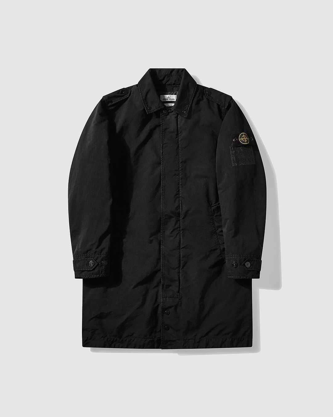 DOVER STREET MARKET GINZAさんのインスタグラム写真 - (DOVER STREET MARKET GINZAInstagram)「STONE ISLAND | DOVER STREET MARKET⁠ ⁠ The special capsule is all black and features a serigraphic Dover Street Market print offset under the iconic Stone Island badge.⁠ ⁠ The 20 piece collection features - amongst others - coats made in Garment Dyed David-TC, the iconic fabric, born from the Stone Island research, and monochromatic Ghost pieces.⁠ ⁠ Available at Dover Street Market London on 12 October 2023, housed within a special in-store installation, featuring an army of statues in deep black - a colour so black that it absorbs over 99% of light. ⁠ ⁠ Available at Dover Street Market Ginza on 14 October 2023. An installation of archival Pure Metal Shell jackets will be housed in the store’s iconic Elephant Space. ⁠ ⁠ Visit the Dover Street Market website to enter the raffle. ⁠ @stoneisland_official⁠ @doverstreetmarketlondon⁠ @doverstreetmarketginza」10月10日 23時03分 - doverstreetmarketginza