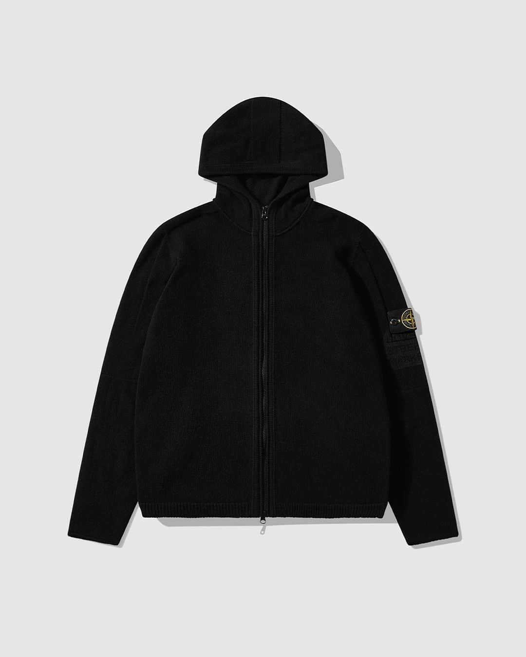 DOVER STREET MARKET GINZAさんのインスタグラム写真 - (DOVER STREET MARKET GINZAInstagram)「STONE ISLAND | DOVER STREET MARKET⁠ ⁠ The special capsule is all black and features a serigraphic Dover Street Market print offset under the iconic Stone Island badge.⁠ ⁠ The 20 piece collection features - amongst others - coats made in Garment Dyed David-TC, the iconic fabric, born from the Stone Island research, and monochromatic Ghost pieces.⁠ ⁠ Available at Dover Street Market London on 12 October 2023, housed within a special in-store installation, featuring an army of statues in deep black - a colour so black that it absorbs over 99% of light. ⁠ ⁠ Available at Dover Street Market Ginza on 14 October 2023. An installation of archival Pure Metal Shell jackets will be housed in the store’s iconic Elephant Space. ⁠ ⁠ Visit the Dover Street Market website to enter the raffle. ⁠ @stoneisland_official⁠ @doverstreetmarketlondon⁠ @doverstreetmarketginza」10月10日 23時03分 - doverstreetmarketginza