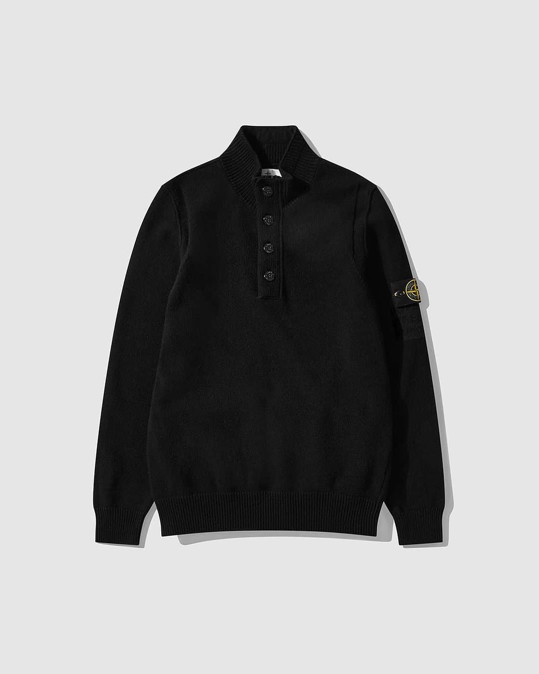 DOVER STREET MARKET GINZAさんのインスタグラム写真 - (DOVER STREET MARKET GINZAInstagram)「STONE ISLAND | DOVER STREET MARKET⁠ ⁠ The special capsule is all black and features a serigraphic Dover Street Market print offset under the iconic Stone Island badge.⁠ ⁠ The 20 piece collection features - amongst others - coats made in Garment Dyed David-TC, the iconic fabric, born from the Stone Island research, and monochromatic Ghost pieces.⁠ ⁠ Available at Dover Street Market London on 12 October 2023, housed within a special in-store installation, featuring an army of statues in deep black - a colour so black that it absorbs over 99% of light. ⁠ ⁠ Available at Dover Street Market Ginza on 14 October 2023. An installation of archival Pure Metal Shell jackets will be housed in the store’s iconic Elephant Space. ⁠ ⁠ Visit the Dover Street Market website to enter the raffle. ⁠ @stoneisland_official⁠ @doverstreetmarketlondon⁠ @doverstreetmarketginza」10月10日 23時03分 - doverstreetmarketginza