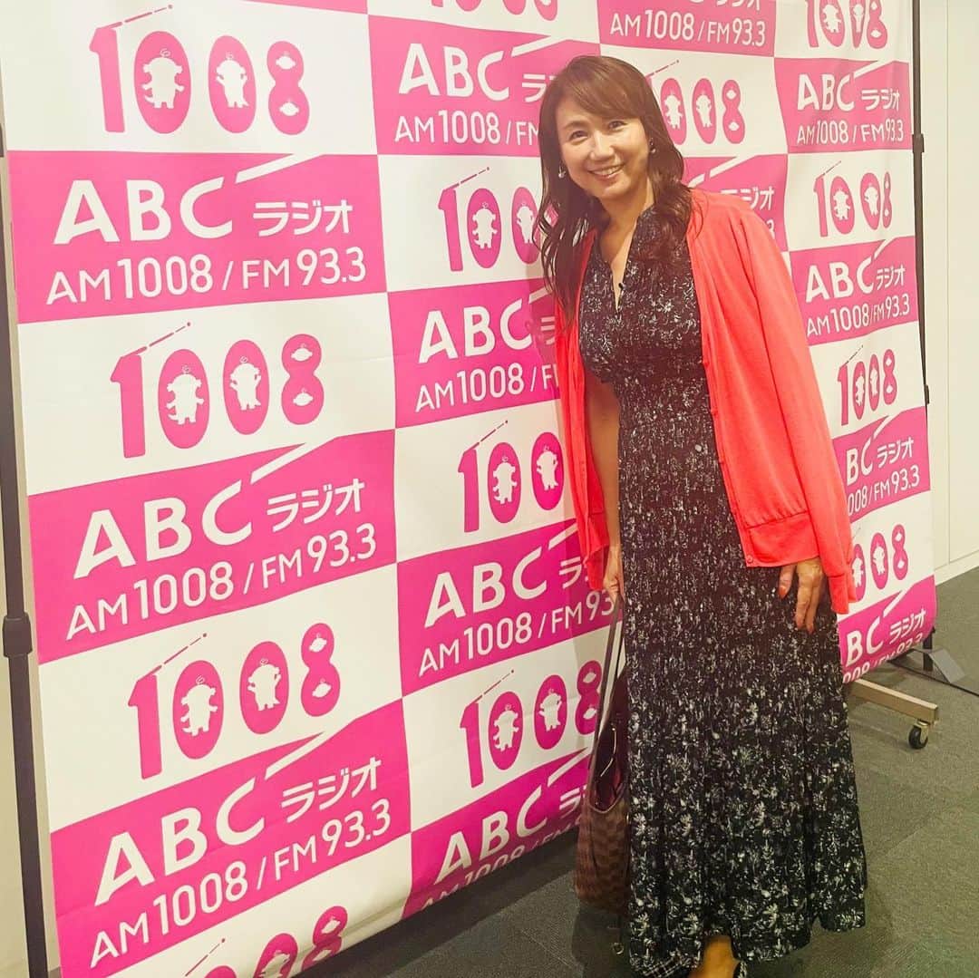 小林万希子のインスタグラム：「・ 今日は夕方 ABC「ウラのウラまで浦川です」に お邪魔しました。  浦川さんとは28年前「おはよう朝日です」の メイク室でお会いしたのが初めて😁  こうやって生コマで番組に出演させていただく度に その時のお話をして下さいます🤣💓  実はわたし、、あまり覚えてなくて…😅  今日も仕事を超えて お腹を抱えて笑ってしまいました❤️  そして、火曜日のナジャさんが本当に素敵な方で✨✨ いつもお会いするのが楽しみなんです〜😍  ウラウラは 一ファンとしていつも楽しませていただいてます⭐️⭐️  今日もありがとうございました🙏😊  radikoでもお聞きになれますので本日の16:30の部 ぜひ💕  そして、今日ご紹介してました 「ビューティがオープンってすごい‼️」と ナジャさんが大絶賛してくださいました  「ビューティオープナーセラムリンクル&ホワイト」  12回分の無料サンプルは 0120-710-502  こちらまで🌸  ABC「ウラのウラまで浦川です」 でゲットしてくださいね💕  私もずーっと使っている導入美容液が たっぷり12回分のサンプルが完全無料です✨  これは是非お試しください〜🙏✨  だって、無料だし⭐️笑 使わない手はないでしょ😘」