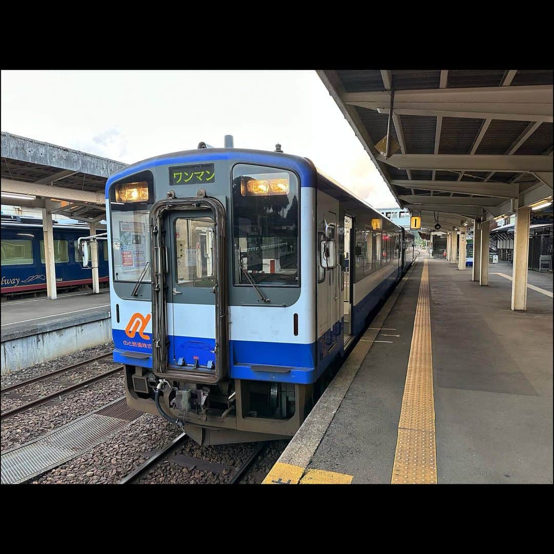 伊藤壮吾のインスタグラム：「#今日の鉄道 1197番線 のと鉄道完乗。 美しい車窓でした。 道の駅あなみずでお菓子を買いました。」