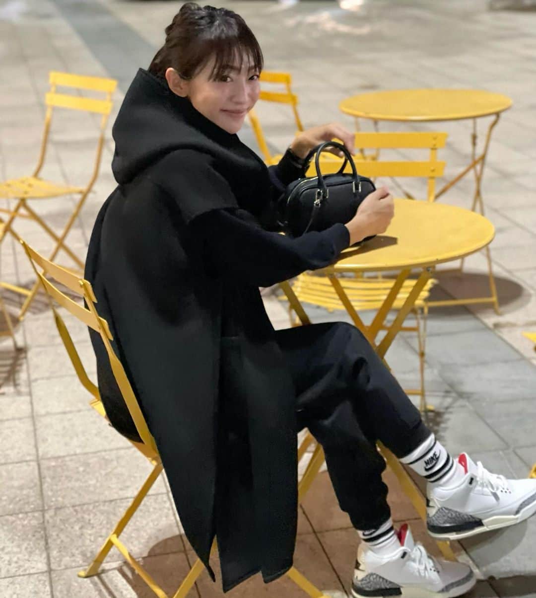 木本泉のインスタグラム：「- 久々の夜お茶☕️  楽ちんコーデで👟」
