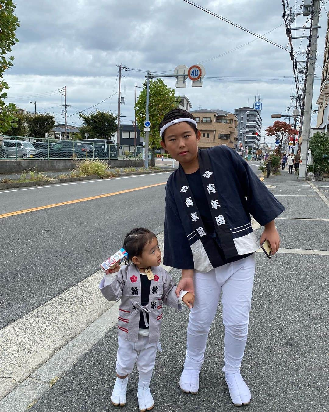 三方美穂さんのインスタグラム写真 - (三方美穂Instagram)「先週末は地元のだんじり🏮 去年の写真と並べると少しお姉ちゃんになってきたかなぁ☺️  綱持って一生懸命最初だけ歩いて その後はずっと抱っこか、おんぶ。筋肉痛になって良い運動になった💪  お姉ちゃん、お兄ちゃんに積極的なこころはたくさん友達出来て、 甥っ子や姪っ子見つけると叫んでた🥹  午前も夜も2日間楽しみました♡  ヨイサーヨイサーこころした。たのしかった。と話してくれて来年もまた行こうね〜なんて今日も自転車乗りながらお話ししました☺️  #だんじり #お祭り #2歳児 #思い出 #子ども成長」10月10日 23時06分 - mihomikata