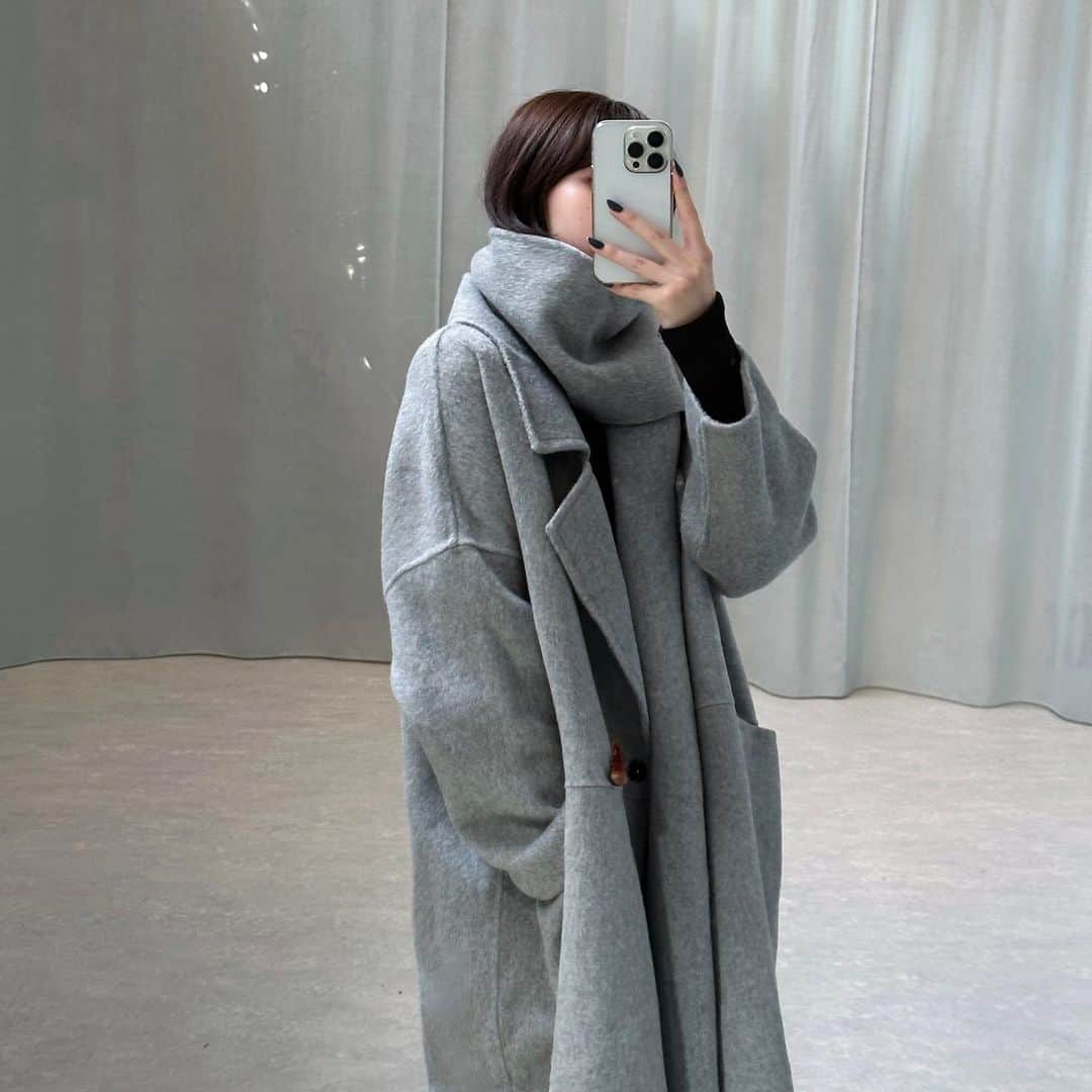 よねいはるかのインスタグラム：「selfie ♡  10/13 (金) 発売の新作 @le.ema_official   どれもとってもおすすめです🌸  ・muffler set wool long coat (skyblue, beige) ・tartan check middle coat ・low gauge knit tops (black, beige)」
