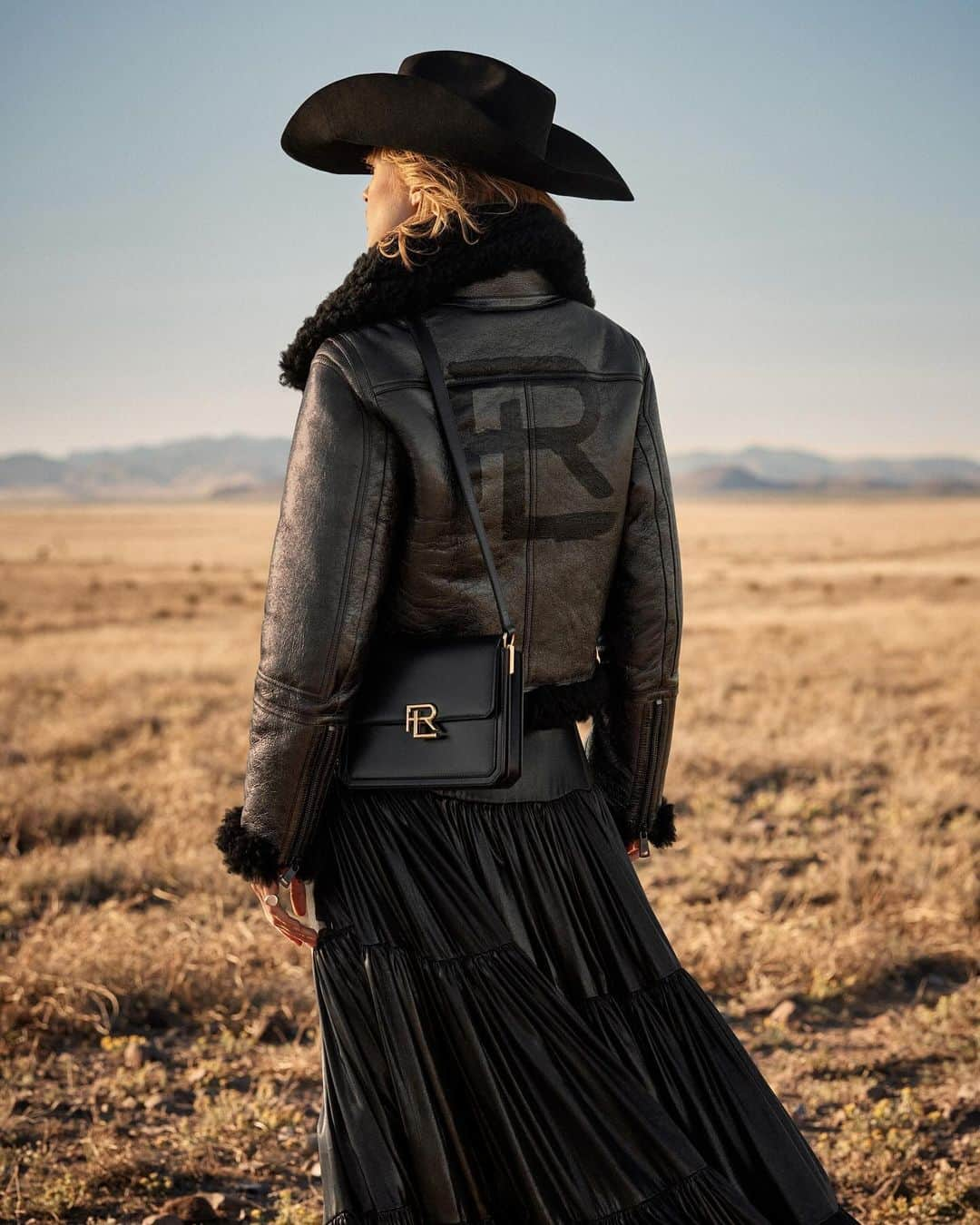 Ralph Laurenさんのインスタグラム写真 - (Ralph LaurenInstagram)「A love letter to the West.   Using the landscape’s natural contradictions as her inspiration, she plays with different textures and moods, styling a buckle belt and metallic shearling jacket with tiers of mulberry silk satin.  Discover the Etienette jacket and Sutton maxiskirt from #RLCollection Fall 2023 via the link in bio.  #RalphLauren」10月10日 23時09分 - ralphlauren