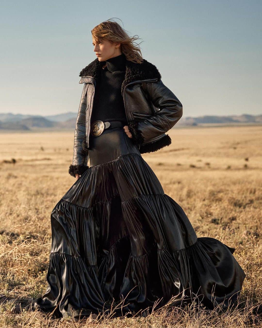 のインスタグラム：「A love letter to the West.   Using the landscape’s natural contradictions as her inspiration, she plays with different textures and moods, styling a buckle belt and metallic shearling jacket with tiers of mulberry silk satin.  Discover the Etienette jacket and Sutton maxiskirt from #RLCollection Fall 2023 via the link in bio.  #RalphLauren」
