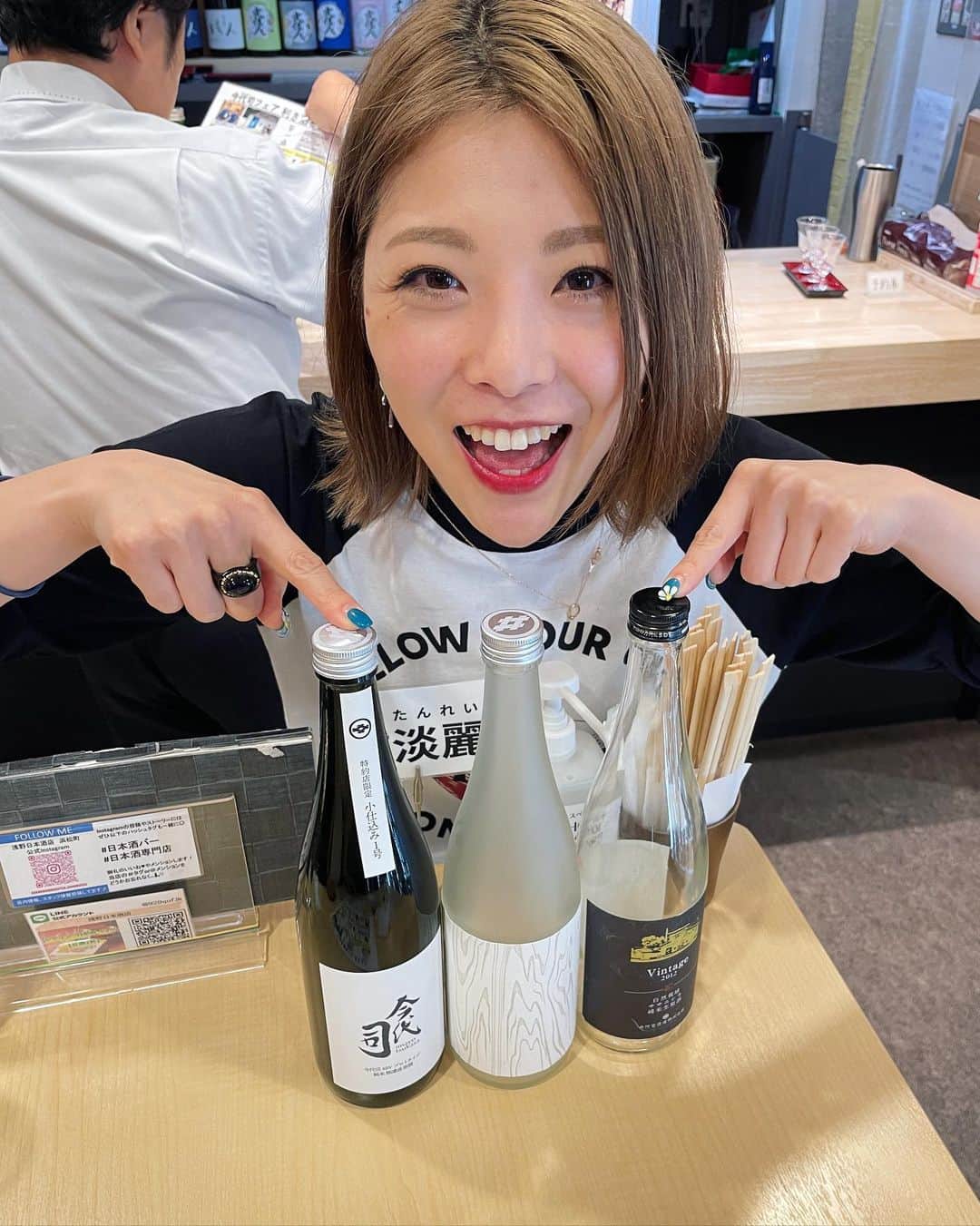 小川麻琴さんのインスタグラム写真 - (小川麻琴Instagram)「先日、初めて連れて行ってもらった浜松町にある「浅野日本酒店」さん🍶✨  全国の選りすぐった日本酒が沢山あり、しかも私の好きな純米酒しか取り扱っていない立ち飲み屋さん🥹✨  店主の方も同じ新潟出身だったので、たまたまフェアでやってた新潟の今代司酒造さんの「超限定マニアック3種利き酒セット」を頂きました🤭❤️  この3種類、 私どれも好きでした❤️❤️❤️  立ち飲みって初めてだったけど 珍しい日本酒たくさん飲めて、お家用にも一本買えて幸せだぁ🥰  #日本酒 #日本酒バー  #純米酒  #浅野日本酒店  #浜松町」10月10日 23時13分 - 1029_makoto