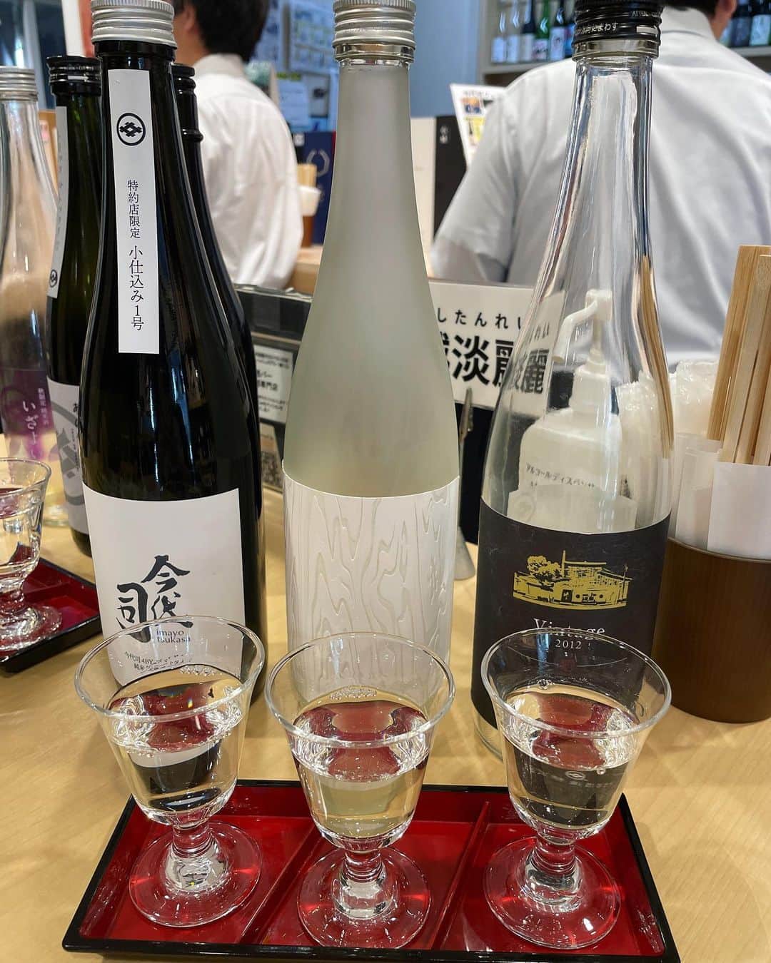 小川麻琴さんのインスタグラム写真 - (小川麻琴Instagram)「先日、初めて連れて行ってもらった浜松町にある「浅野日本酒店」さん🍶✨  全国の選りすぐった日本酒が沢山あり、しかも私の好きな純米酒しか取り扱っていない立ち飲み屋さん🥹✨  店主の方も同じ新潟出身だったので、たまたまフェアでやってた新潟の今代司酒造さんの「超限定マニアック3種利き酒セット」を頂きました🤭❤️  この3種類、 私どれも好きでした❤️❤️❤️  立ち飲みって初めてだったけど 珍しい日本酒たくさん飲めて、お家用にも一本買えて幸せだぁ🥰  #日本酒 #日本酒バー  #純米酒  #浅野日本酒店  #浜松町」10月10日 23時13分 - 1029_makoto