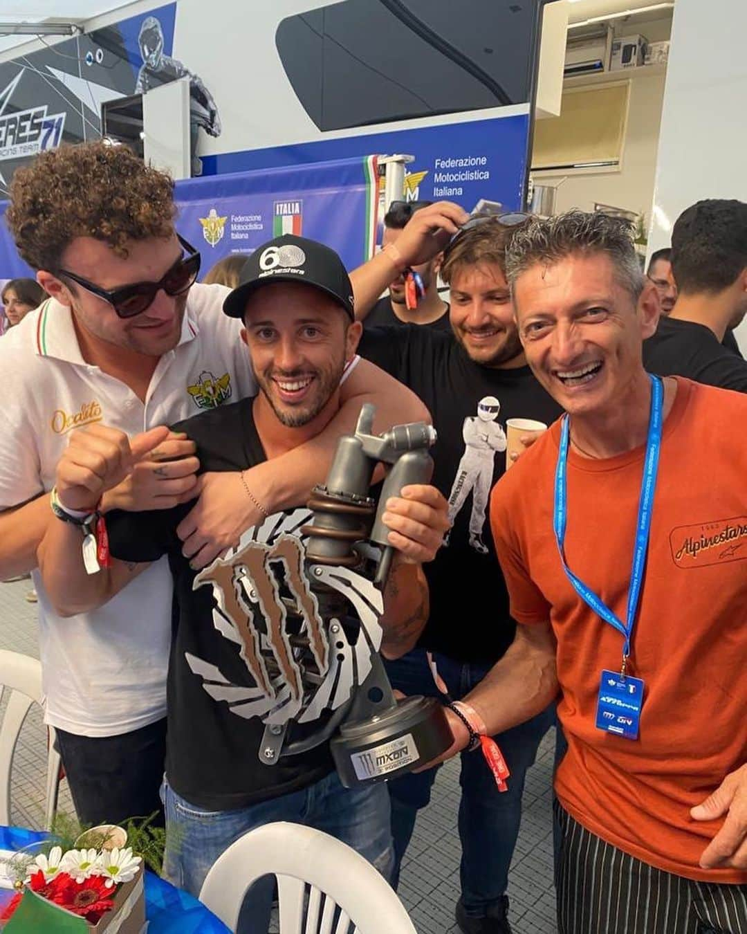 アンドレア・ドヴィツィオーゾのインスタグラム：「I’m so glad to have been at MXoN, last weekend.  It has been an outstanding experience, intense and full of passion. @albyforato303 @andreaadamo80  @andreabonacorsi32 achieved an incredibly well deserved result👊🏻 𝙎𝙚𝙢𝙥𝙡𝙞𝙘𝙚𝙢𝙚𝙣𝙩𝙚 𝙥𝙖𝙯𝙯𝙚𝙨𝙘𝙤  #MXoN #mxgp #offroad」