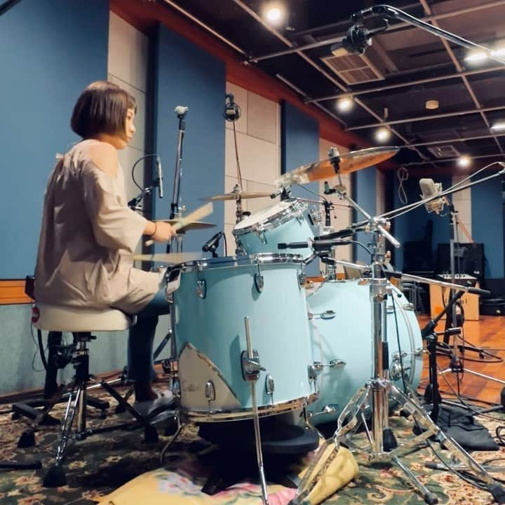 MAIKO のインスタグラム：「10月10日はドラムの日なんだってーーー🥁🔥 滑り込みで制作中のアルバムレコーディングの風景を🙋🏻‍♀️  #sevenoops #drum #drums  #女子ドラマー」