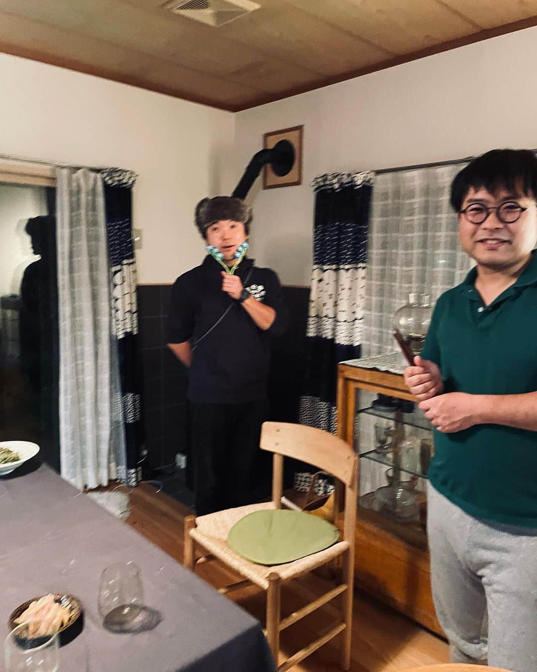 真藤舞衣子さんのインスタグラム写真 - (真藤舞衣子Instagram)「十和田に来てます。 大館空港から扇田市日まつりへ行ってりんごや比内地鶏など買いました。  この朝市の背景のオレンジとイエローが可愛くて、どうしてもこの色にしたの？って聞いたら、「鬼滅の刃の真似だー」って、えー、こっちの方が素敵よー！って笑  お昼はたまたま見つけた大衆食堂という名前の食堂の定番ラーメンがなんと馬肉で、これがなかなか良かった。  撮影も順調です🎵  #十和田のくらし十和田の料理」10月10日 23時17分 - maikodeluxe