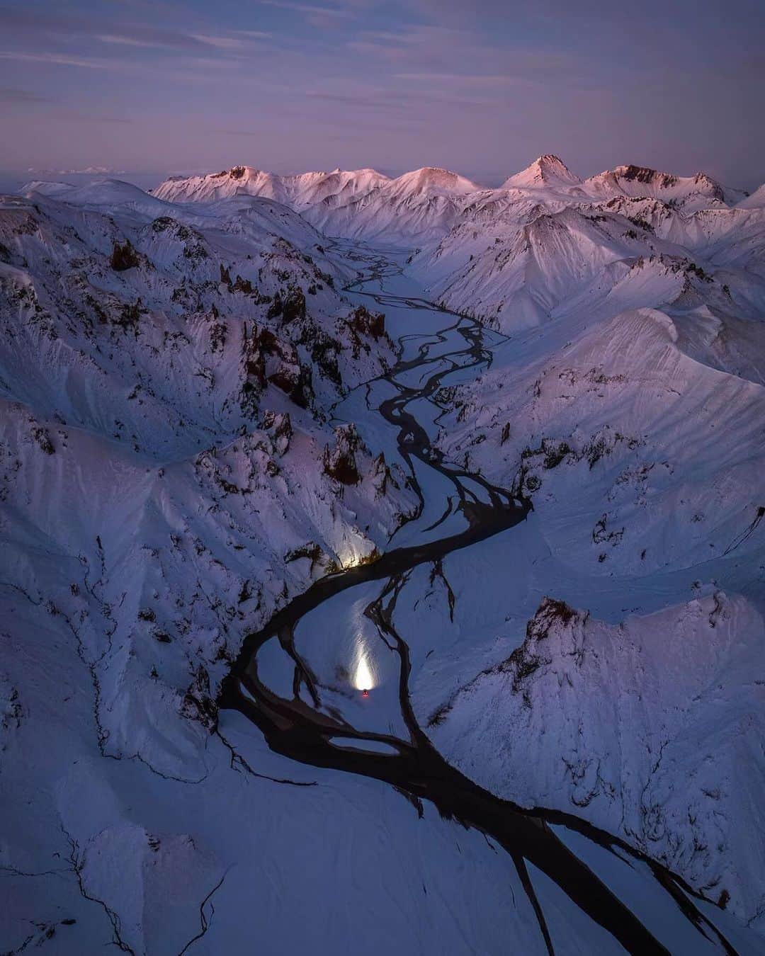 Discover Earthさんのインスタグラム写真 - (Discover EarthInstagram)「Polar twilight by @h0rdur 🌙❄️✨ paints the sky in stunning hues of pink, blue, and orange long after sunset. Amidst -20°C and a blanket of snow, the Highlands whisper their enchanting tales.   📍Iceland   🇮🇸 #DiscoverIceland with @h0rdur」10月11日 3時30分 - discoverearth