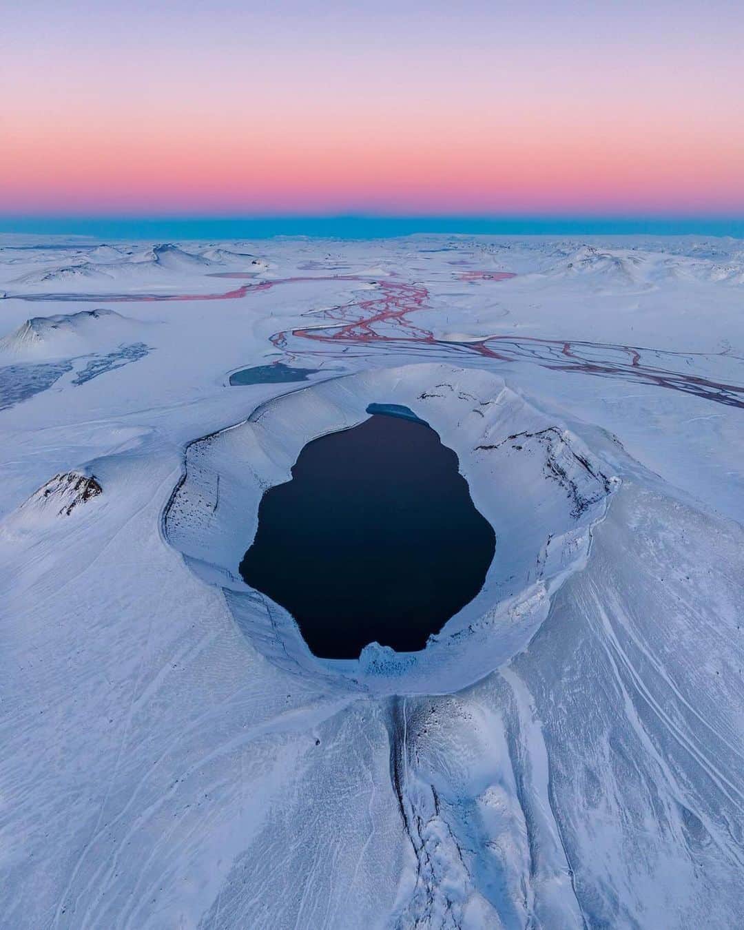 Discover Earthさんのインスタグラム写真 - (Discover EarthInstagram)「Polar twilight by @h0rdur 🌙❄️✨ paints the sky in stunning hues of pink, blue, and orange long after sunset. Amidst -20°C and a blanket of snow, the Highlands whisper their enchanting tales.   📍Iceland   🇮🇸 #DiscoverIceland with @h0rdur」10月11日 3時30分 - discoverearth