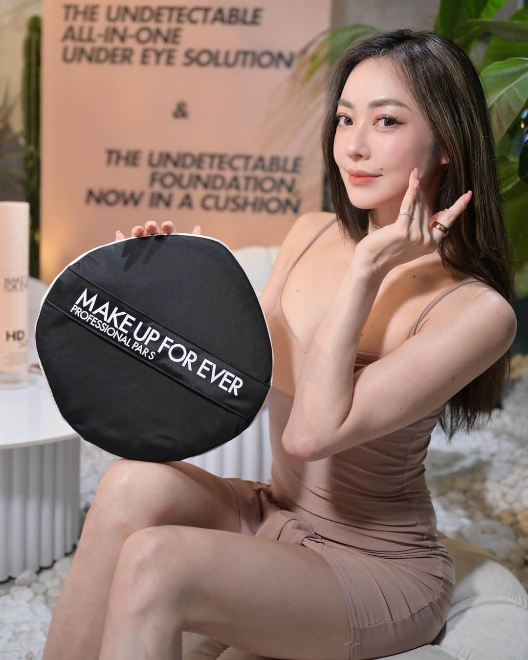 松岡李那のインスタグラム：「好用🤍🤍🤍 #focusonme  #hdskincushion  #hdskinconcealer  @makeupforever  @veggiempr」