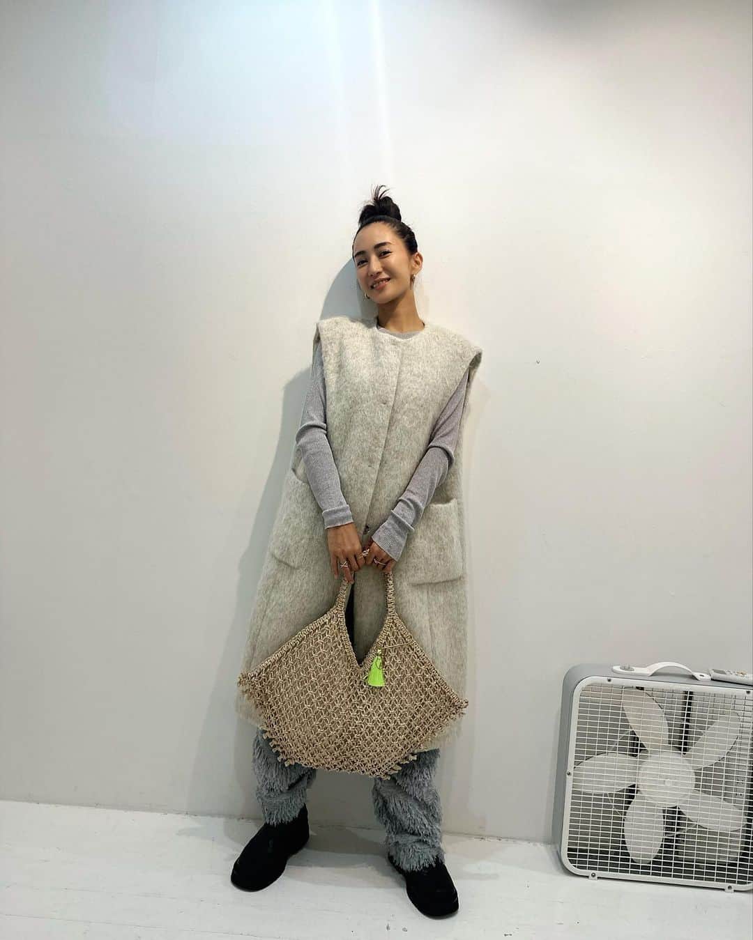 のインスタグラム：「. . . Autumn 🍂  寒暖差にこたえるアラフォー🫠  使える 暖かいモコモコベスト♡ @newans.official   バッグは @h.v.f.n  の可愛い新作達♡  写真は全て @ponpon_marcy  うま過ぎる🥹  #PR #japan #fashion #bag #dogs #love #🫶」