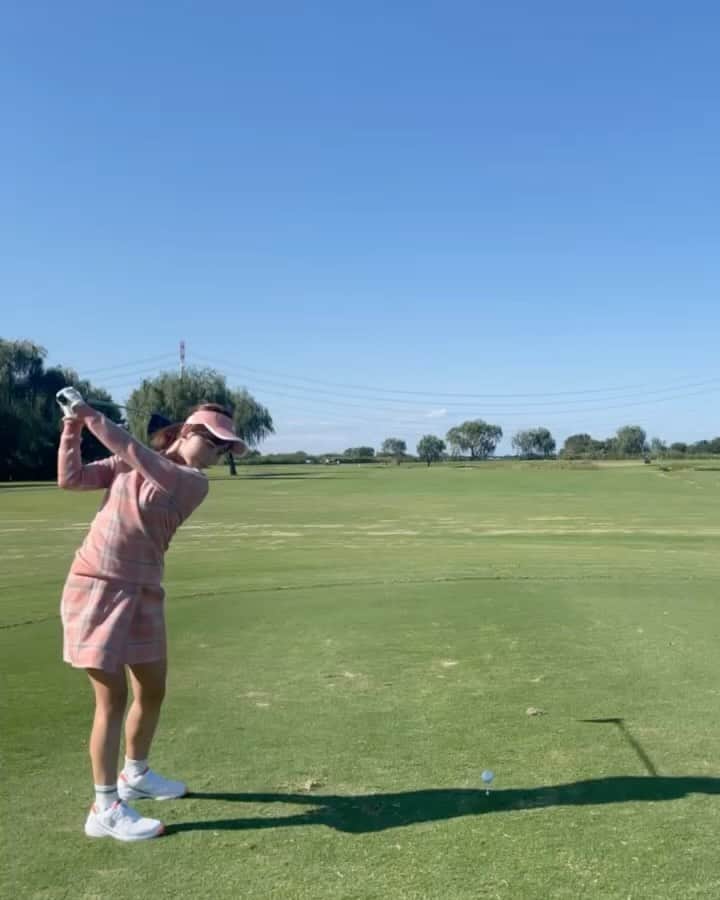 のインスタグラム：「この間はじめてadidasさんのイベントに参加してきました☺️ 全身 @adidasgolf さんコーデを着用させていただき、みんなで楽しく真剣にゴルフしました⛳️！ 私のボールはいつも左右散らかるな〜😭 動画でみると治したいところいっぱい。 グリップもアドレスも軌道も！ 飯島プロに教わった練習やらなきゃだし、トップからの切り返しをもっと大げさに治したい😭　カット軌道すぎる、、 ・ ・ #golf #GOLF #ゴルフ #ゴルフ女子 #ゴルフウェア #ゴルフウェアコーデ #adidas #アディダス #PR」