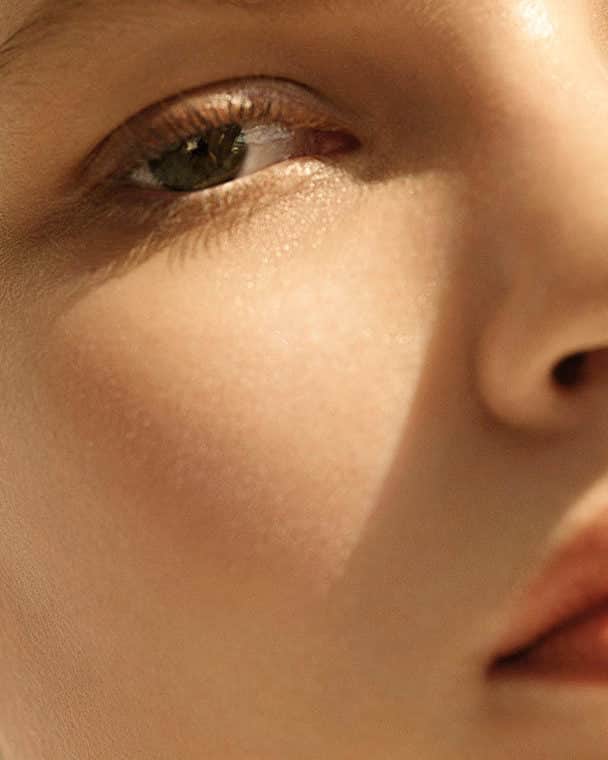 ドゥラメールのインスタグラム：「Lightweight drops that pack a rejuvenating punch. Over time, the nourishing drops of The Renewal Oil help skin feel firmer and soften the look of fine lines and wrinkles.  #LaMer #LaMerSkincare #LaMerRenewalOil」