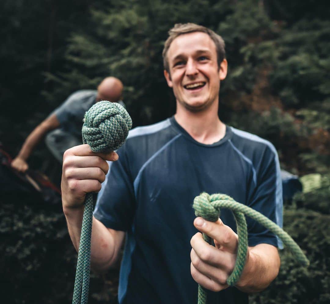 アダム・オンドラのインスタグラム：「New video with @adam.ondra from the Czech Sandstone is out on the @wide_boyz Youtube Channel 💪🇨🇿  We’ve visited the Czech numerous times over the years and it never fails to deliver with it’s style, ethics and demanding climbing. There is a strict ethic of no chalk, no cams (only knotted rope and slings) and climbing only ground up. This makes for extremely exciting climbing, because as you go higher you get more run out, which leads to greater consequences, more build up of sweat on the hands and therefore harder climbing in an ever increasing dangerous situation, it’s a vicious cycle 😅  However, we do keep returning, and that’s because the cracks are splitter and technical, plus the locals are welcoming and friendly (and love sandbagging us😉) It’s a great community out there.  So we must say thanks once again to Adam for inviting us, the AO team for the help in producing the video, and of course the Czech locals for keeping us on our toes.  A Czech climber once told us “we go to the pub after climbing not to celebrate the day of good climbing, but instead to celebrate we are still alive”. I think that says it all, these guys are as hard as nails. We’ll be back, see you next time!  Go to Wide Boyz and AO YouTube and tune in to the latest videos 👍  📸 @pet.phot」